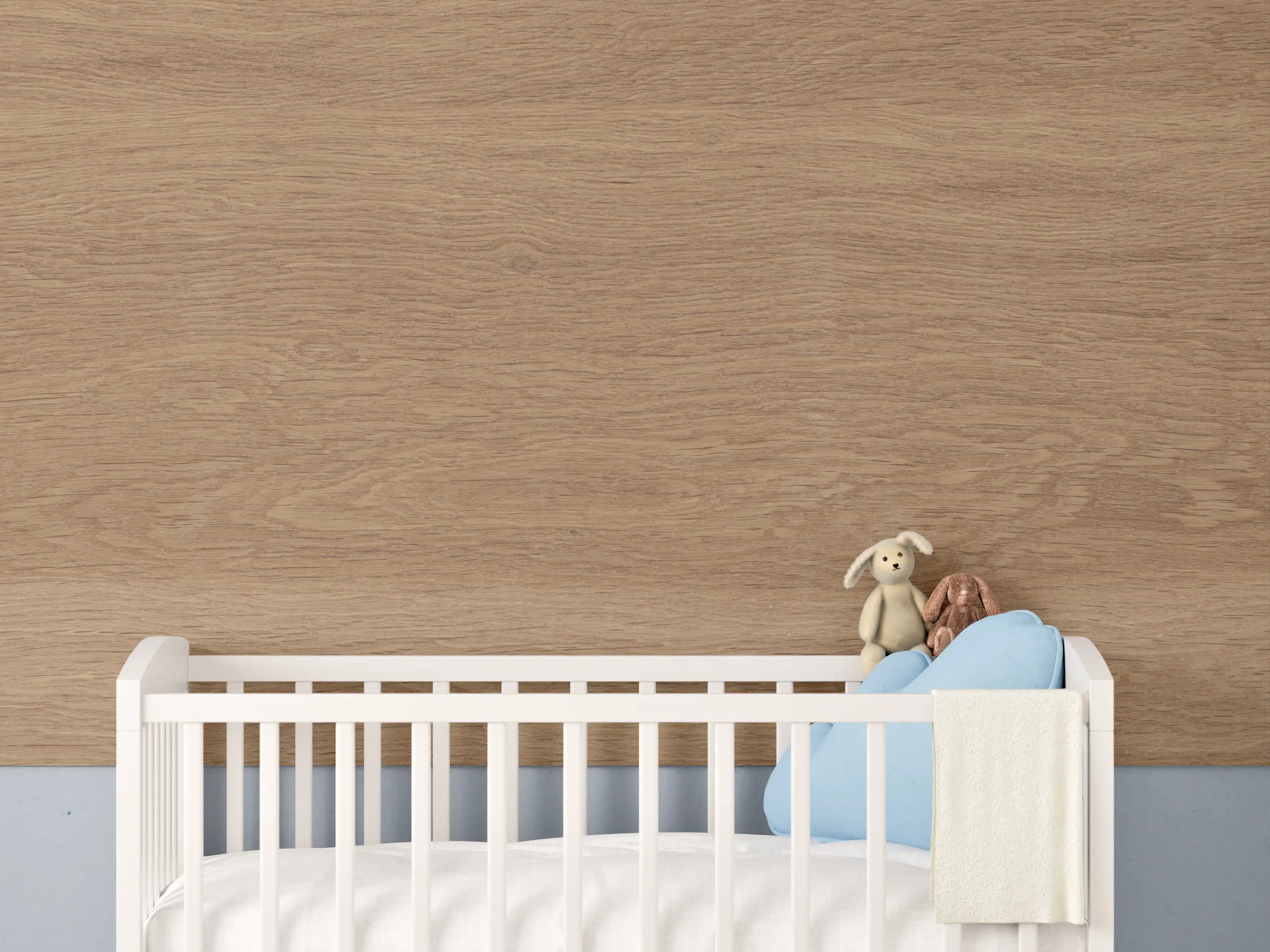Babyzimmer Wandgestaltung - Warme Holznachbildung in Naturtönen