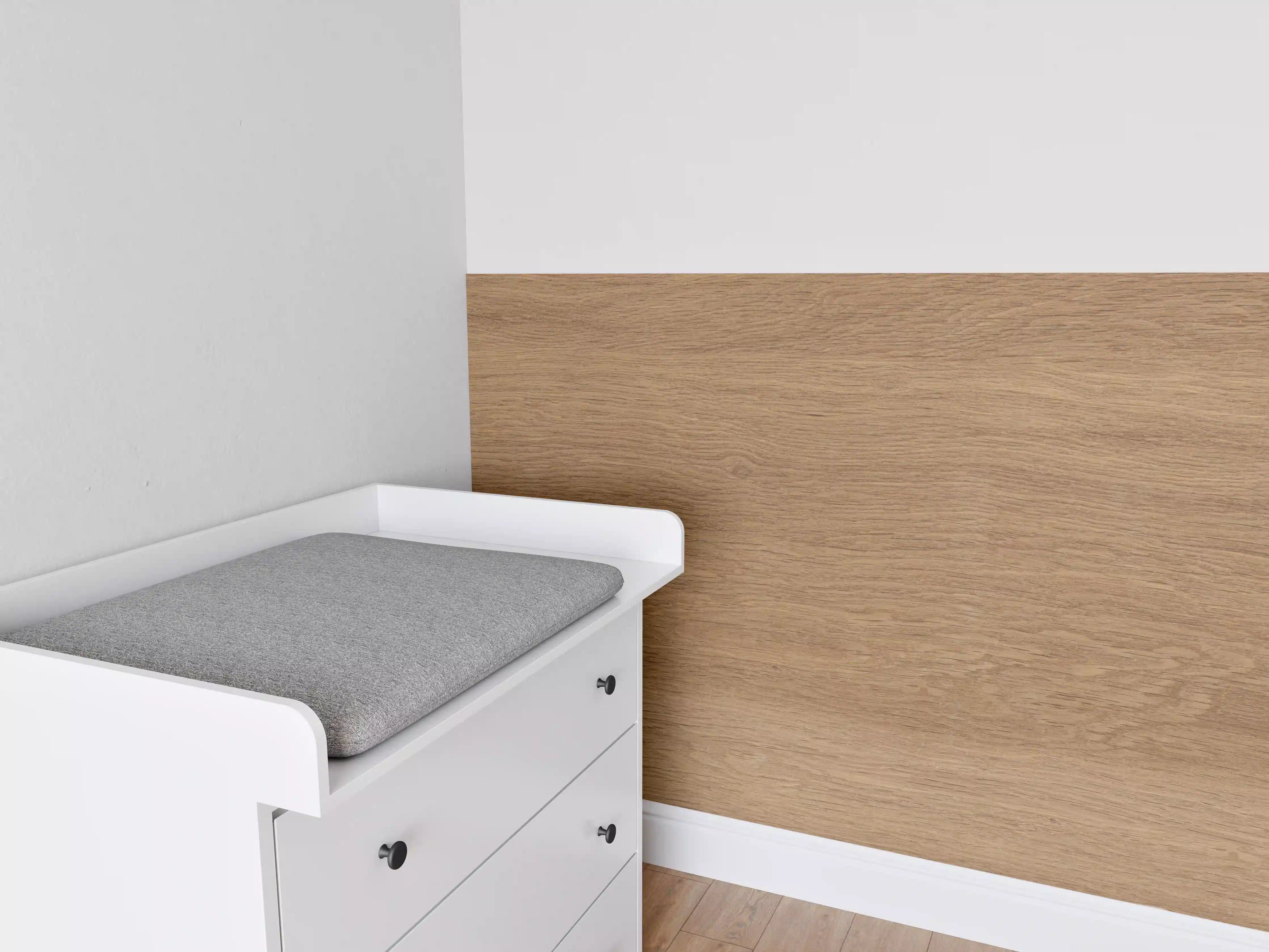 Babyzimmer Wandgestaltung - Warme Holznachbildung in Naturtönen