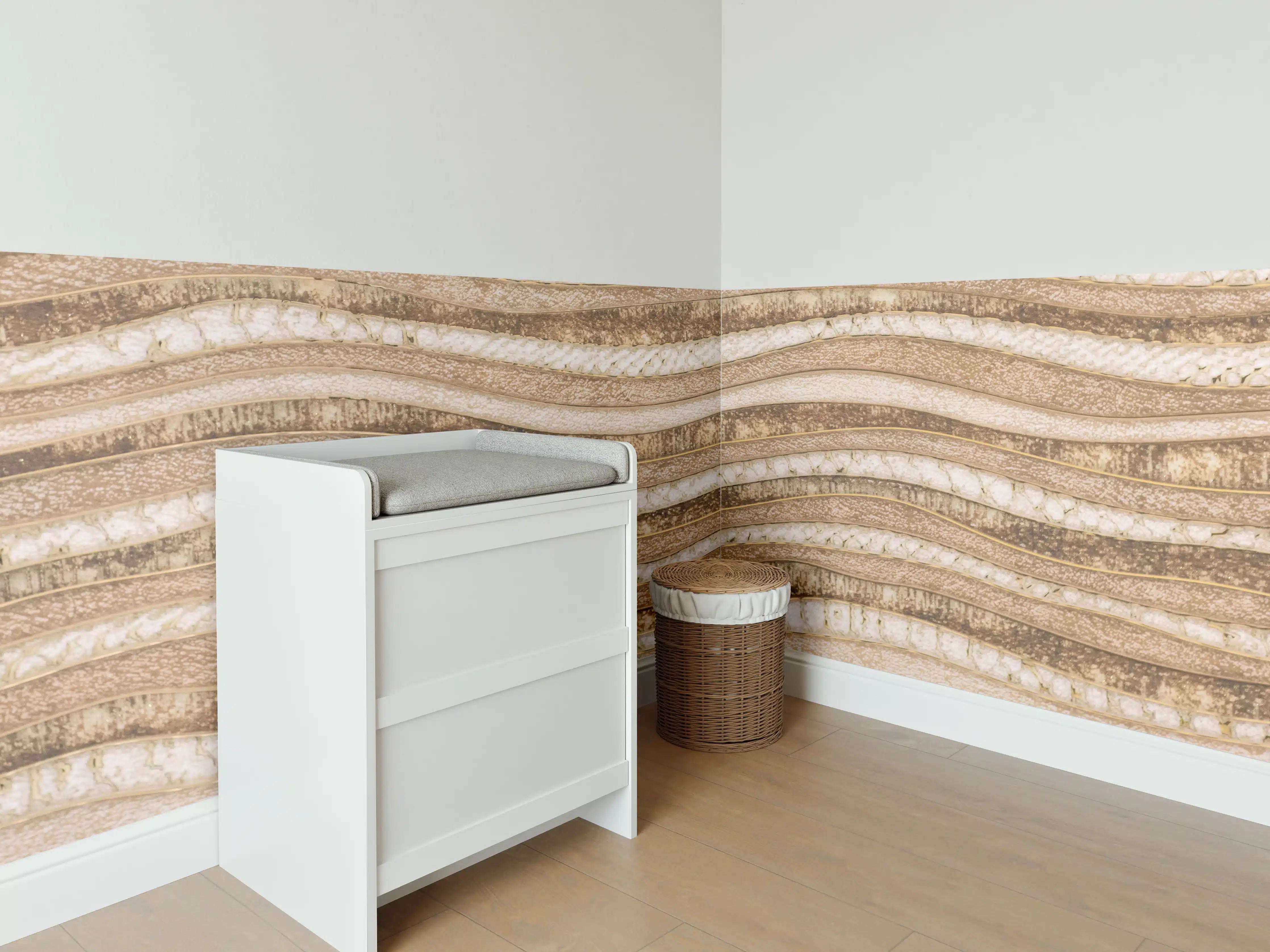 Babyzimmer Wandgestaltung - Warme Holzstruktur mit Wellenmuster