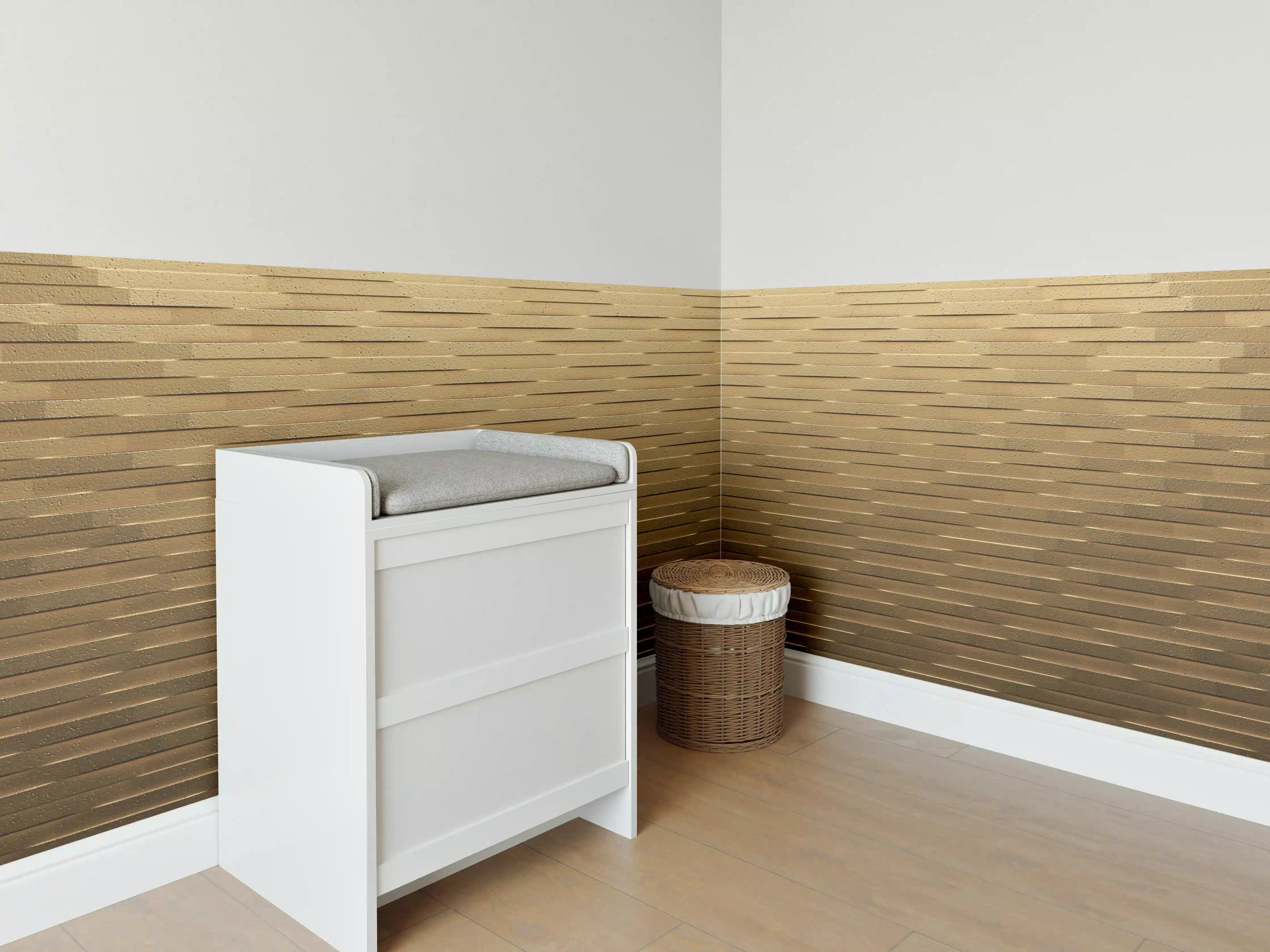 Babyzimmer Wandgestaltung - Warme Holzwand mit horizontalen Paneelen