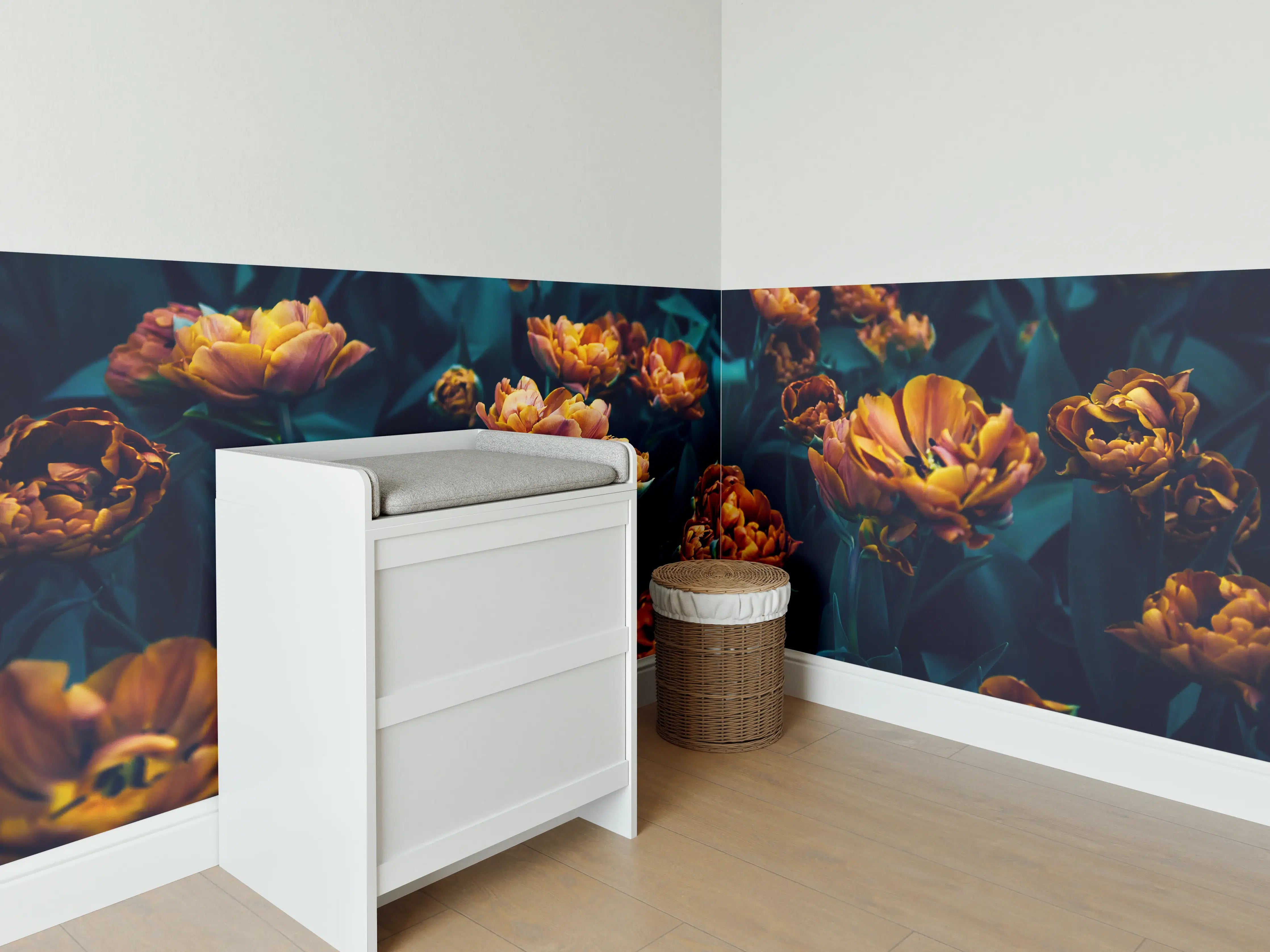 Babyzimmer Wandgestaltung - Warme, orangefarbene Tulpen im Dunkel