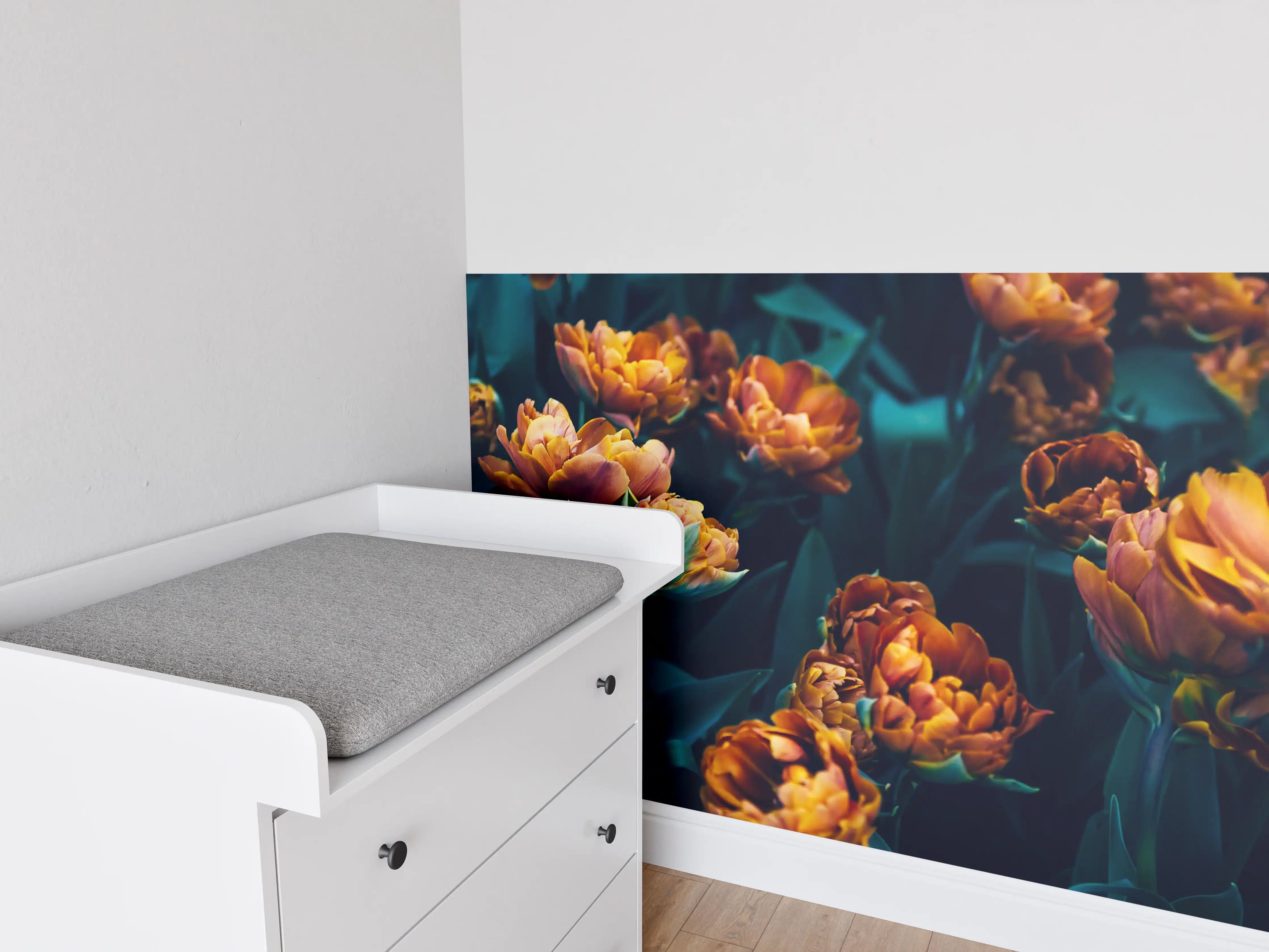 Babyzimmer Wandgestaltung - Warme, orangefarbene Tulpen im Dunkel