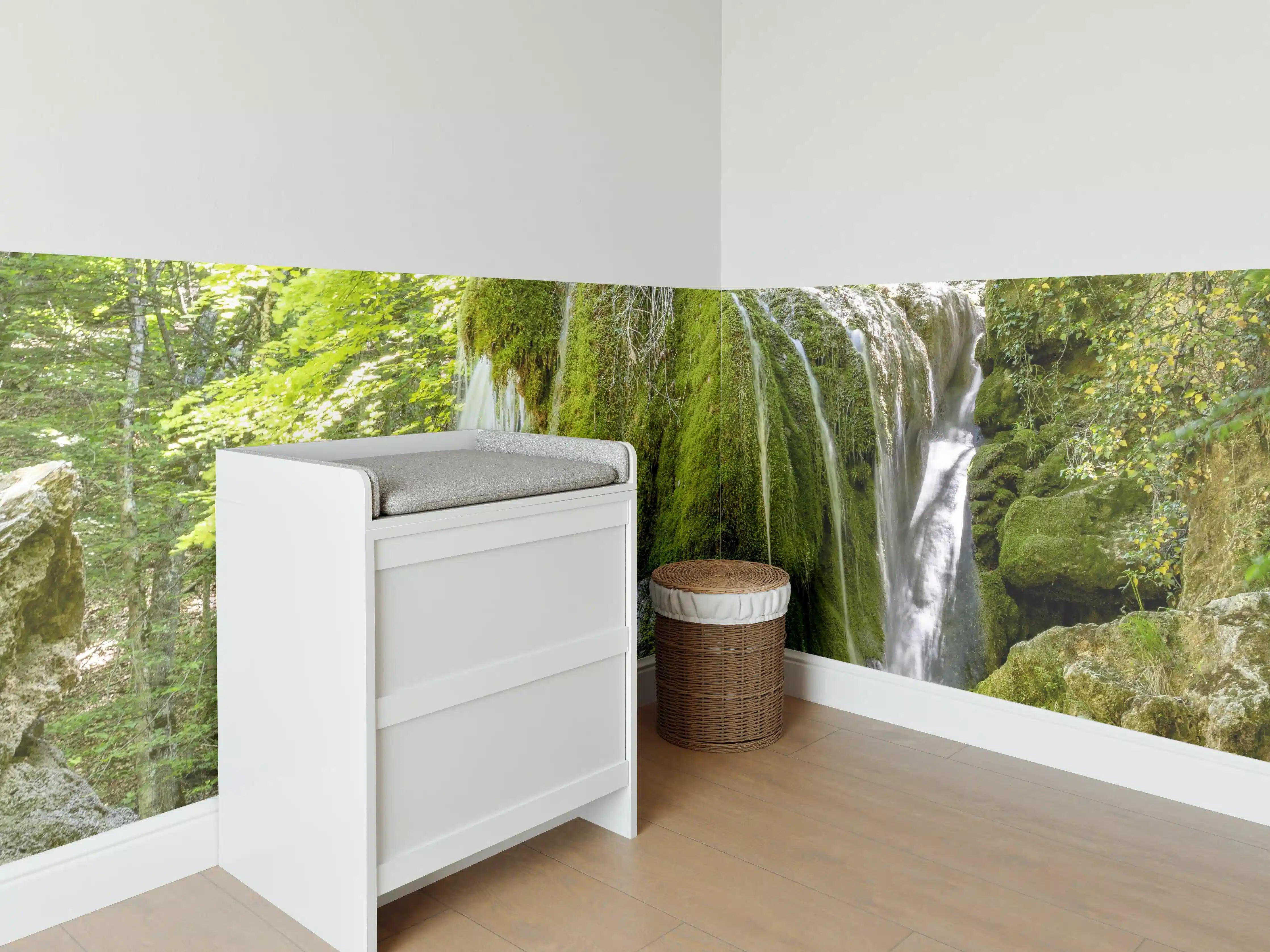 Babyzimmer Wandgestaltung - Wasserfall im Wald - Sevastopol