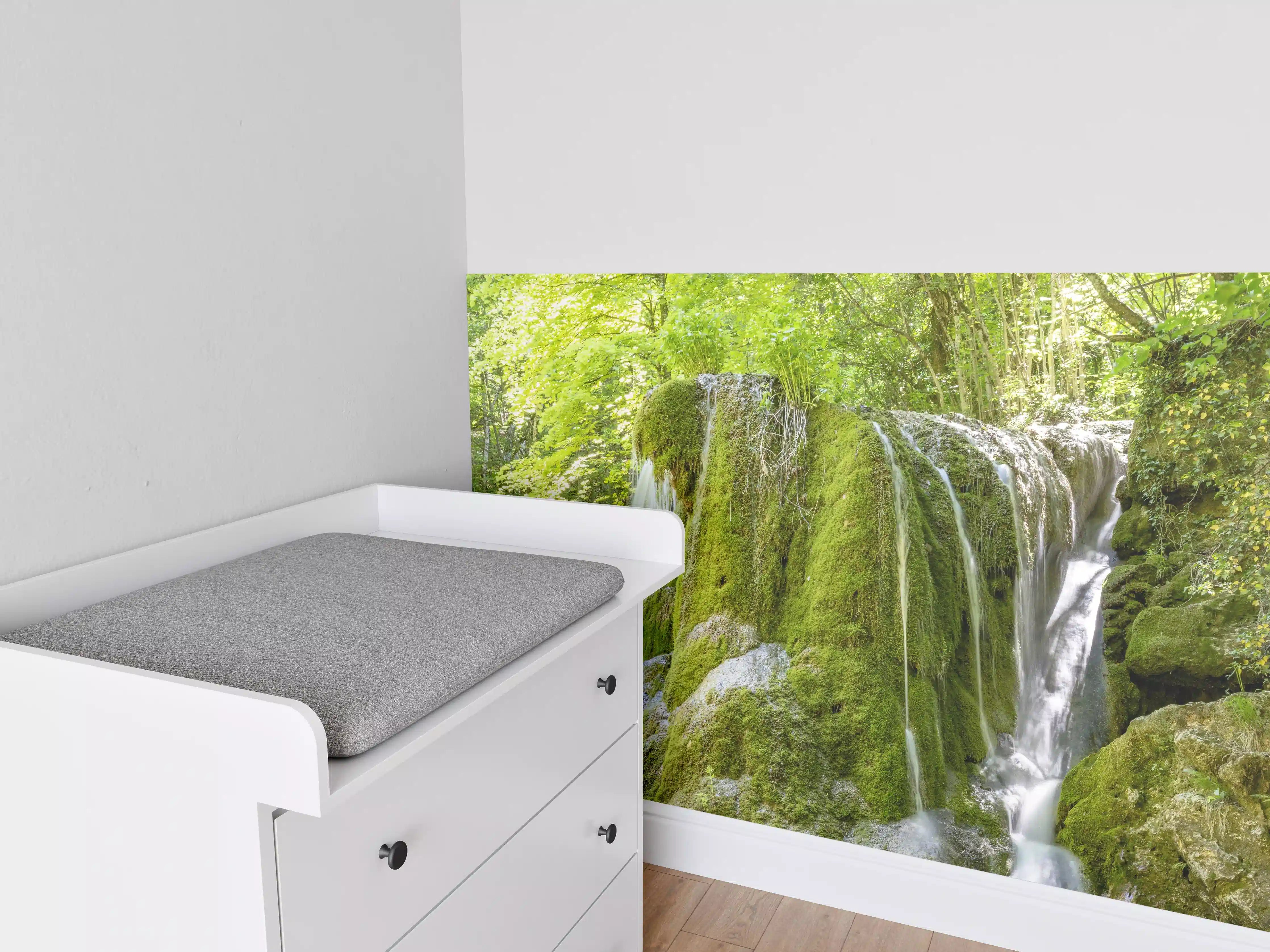 Babyzimmer Wandgestaltung - Wasserfall im Wald - Sevastopol