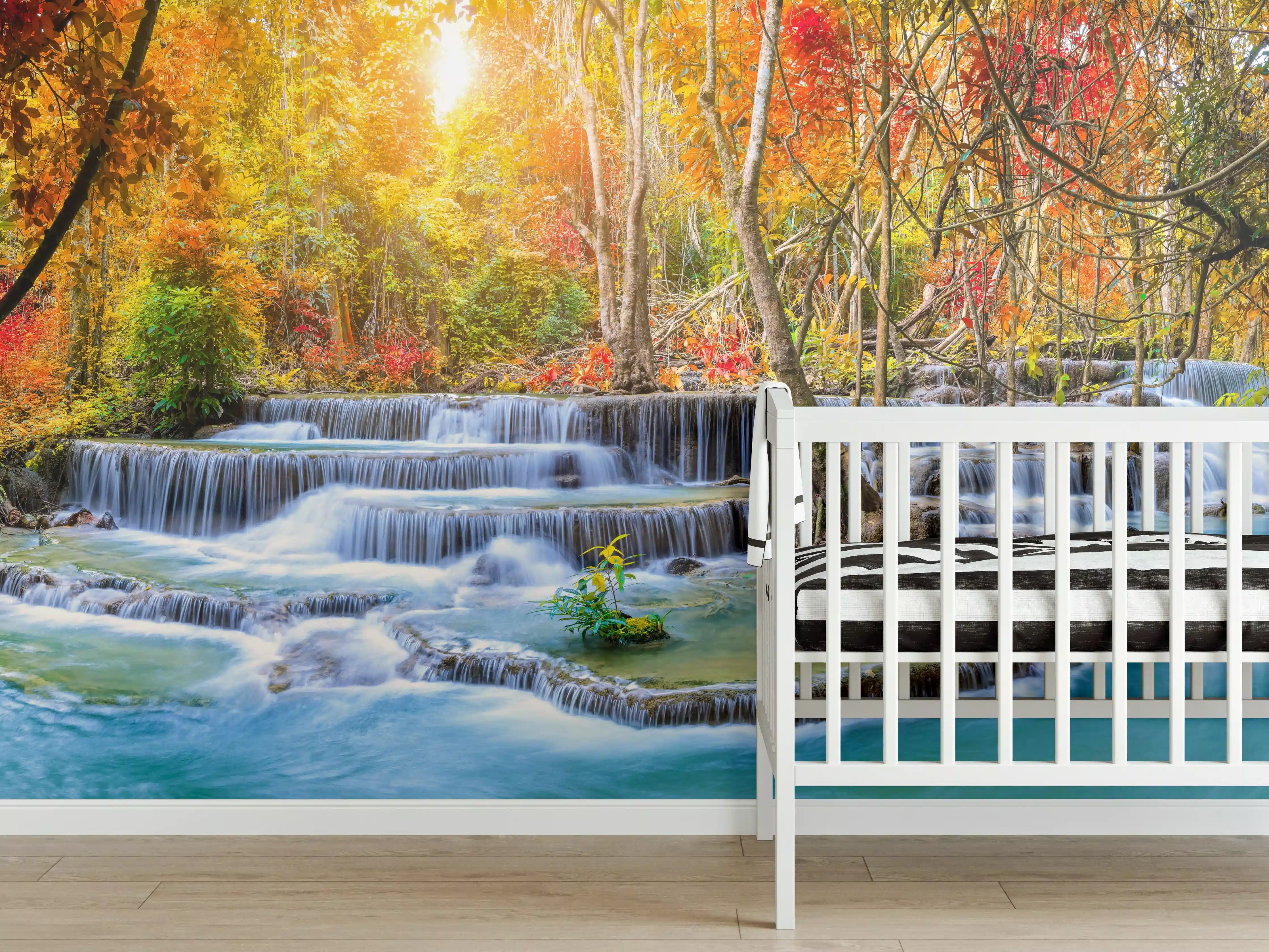 Babyzimmer Wandgestaltung - Wasserfall im Wald Thailand Nationalparks