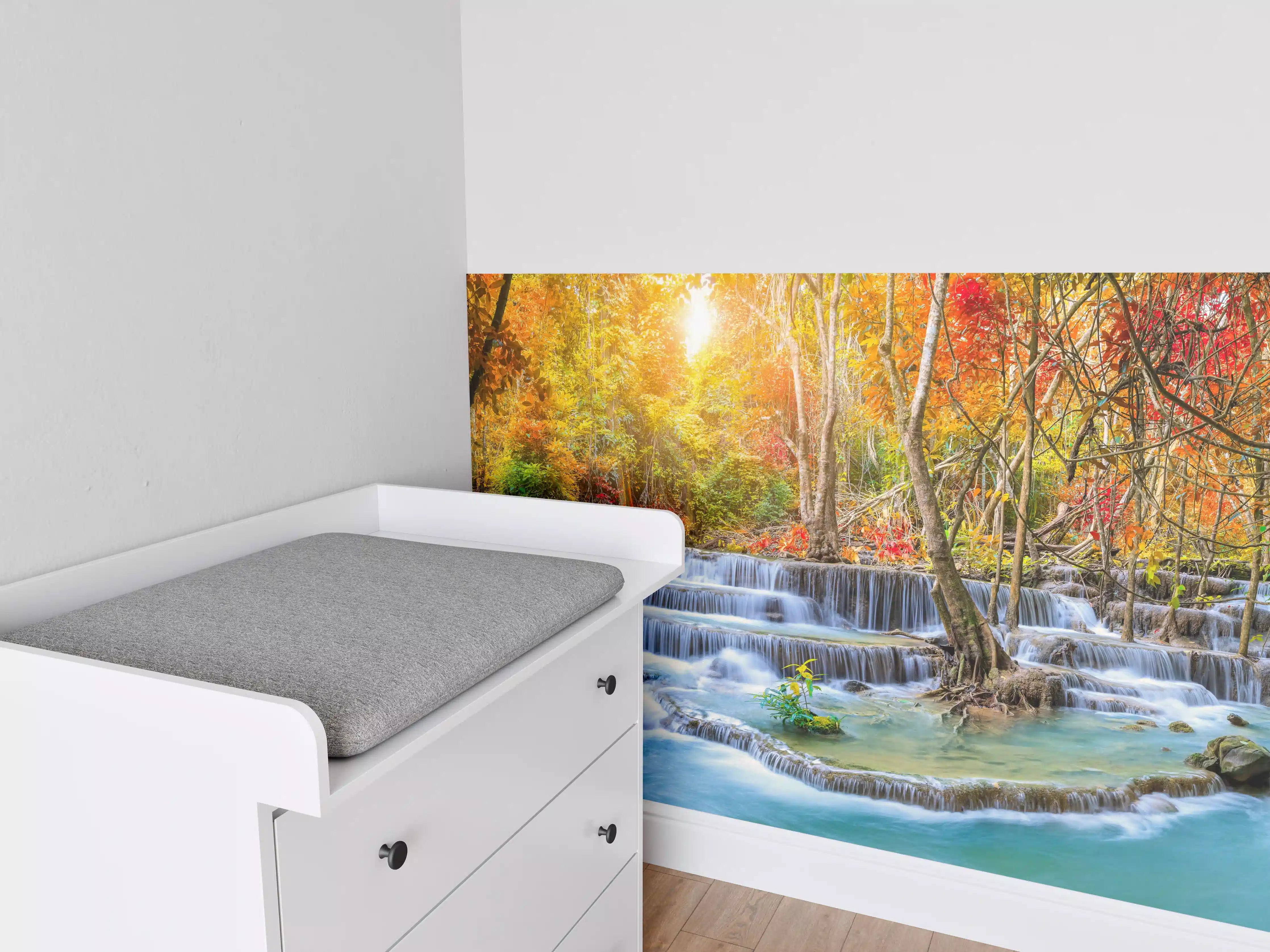 Babyzimmer Wandgestaltung - Wasserfall im Wald Thailand Nationalparks