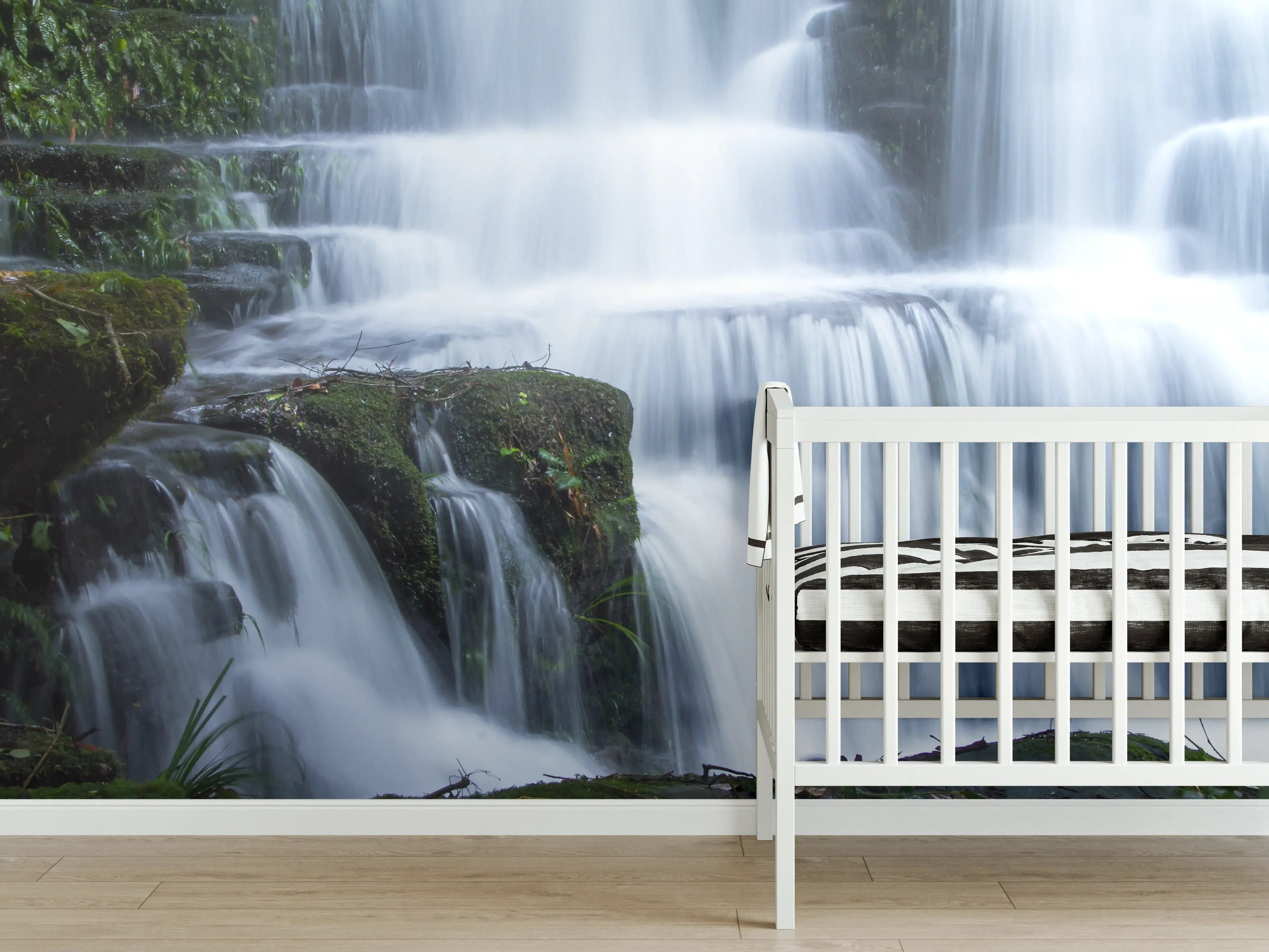 Babyzimmer Wandgestaltung - Wasserfall im Wald mit Felsen