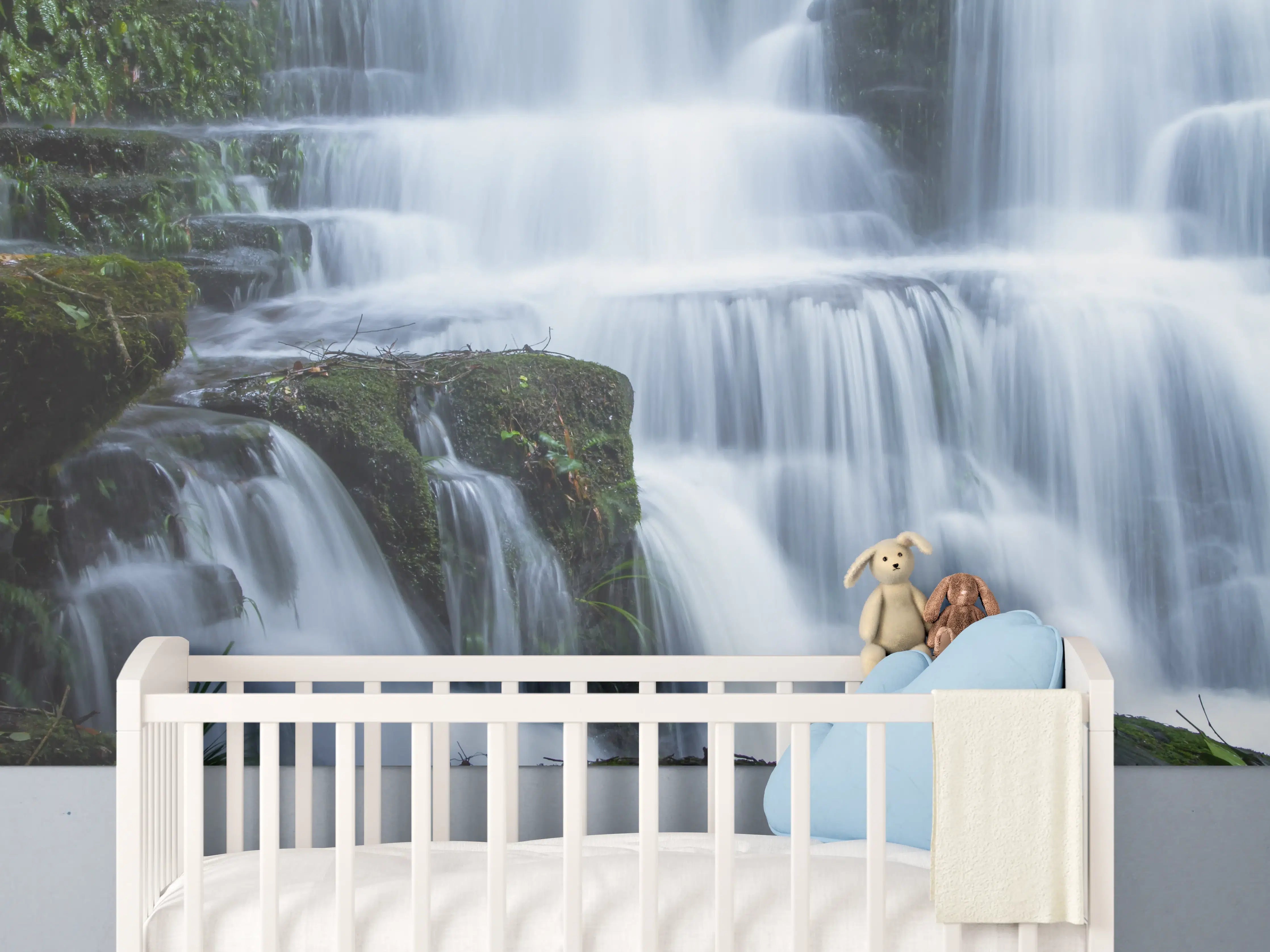 Babyzimmer Wandgestaltung - Wasserfall im Wald mit Felsen