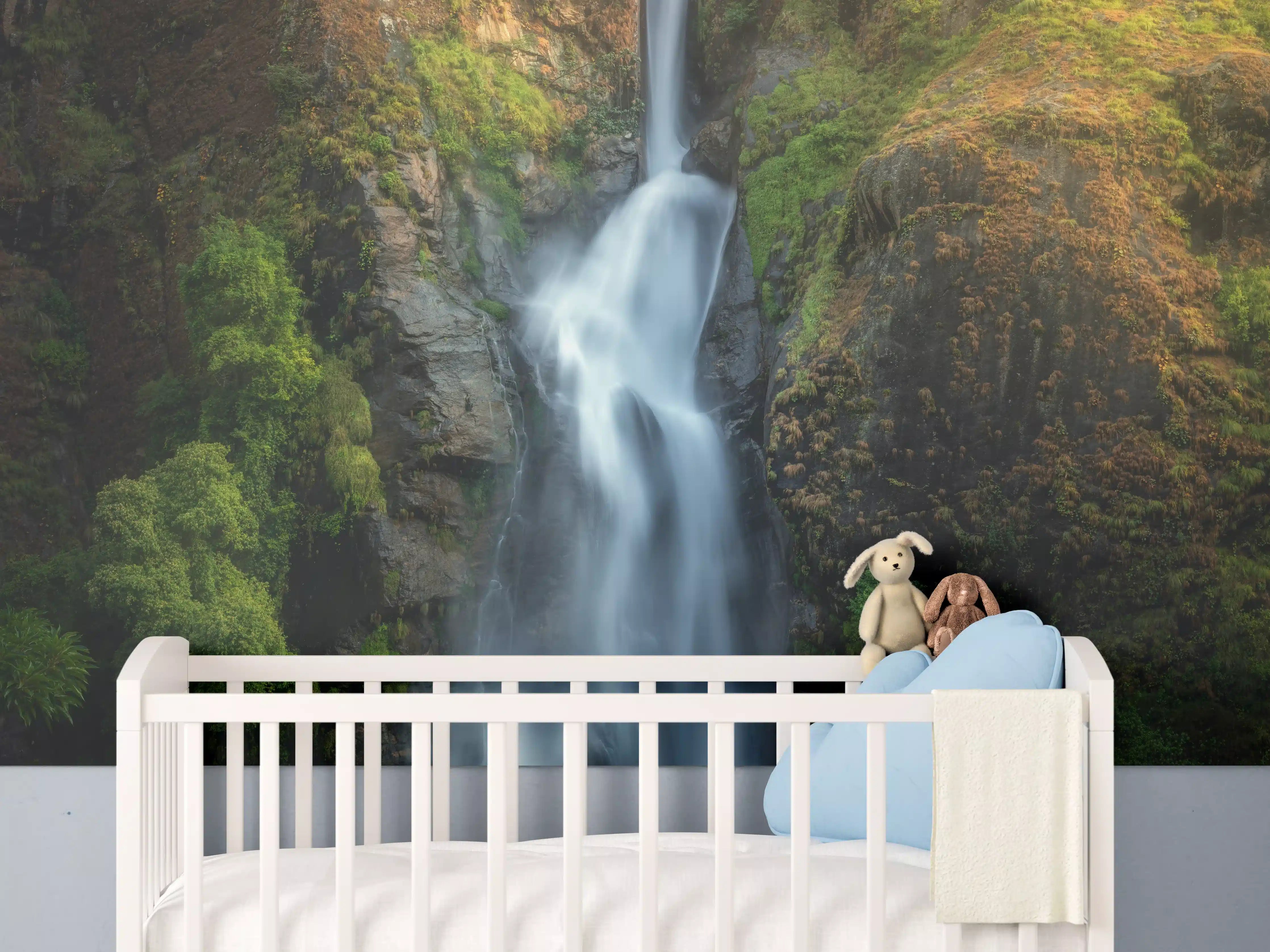 Babyzimmer Wandgestaltung - Wasserfall im Wald von Nepal