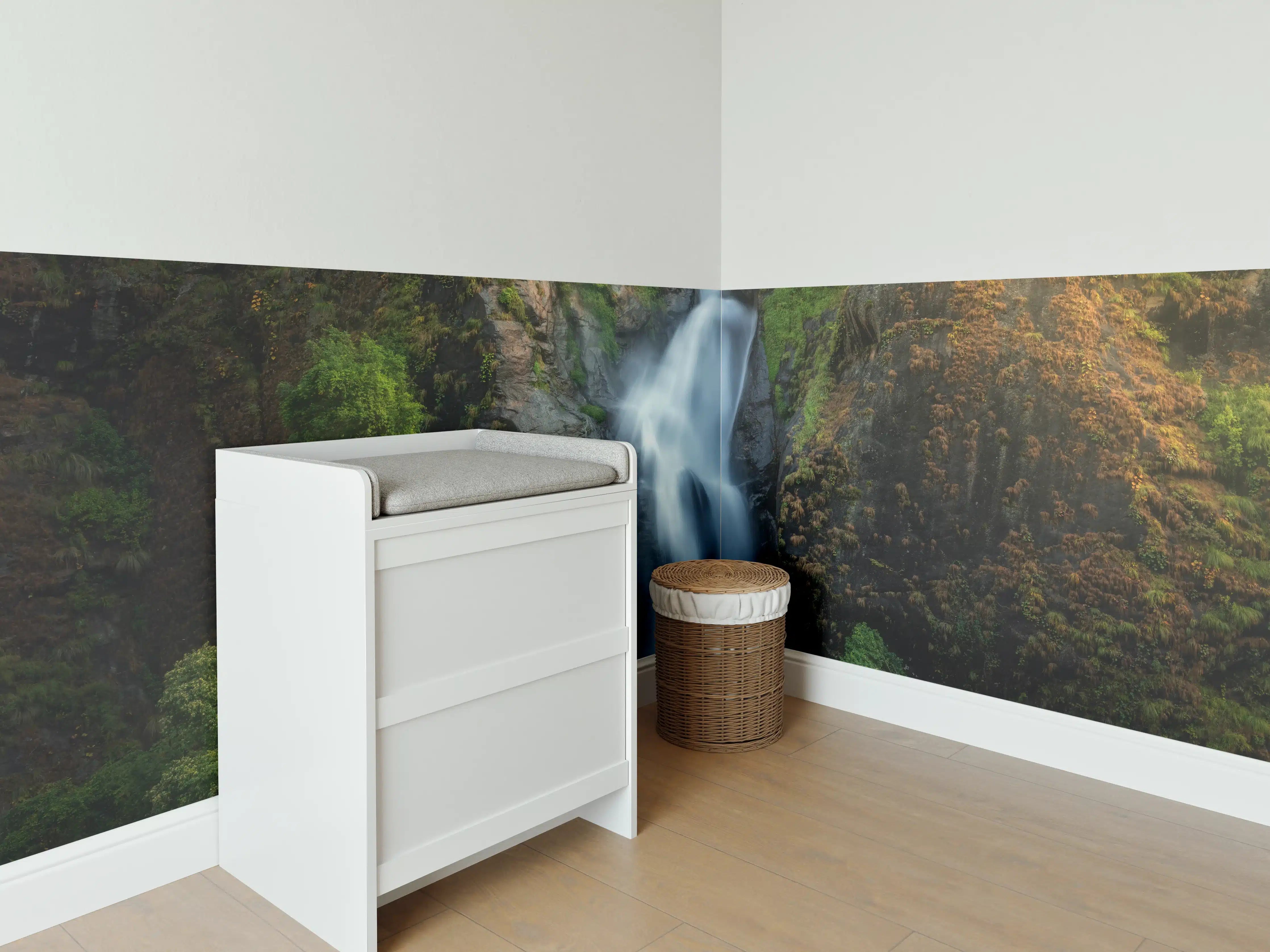 Babyzimmer Wandgestaltung - Wasserfall im Wald von Nepal
