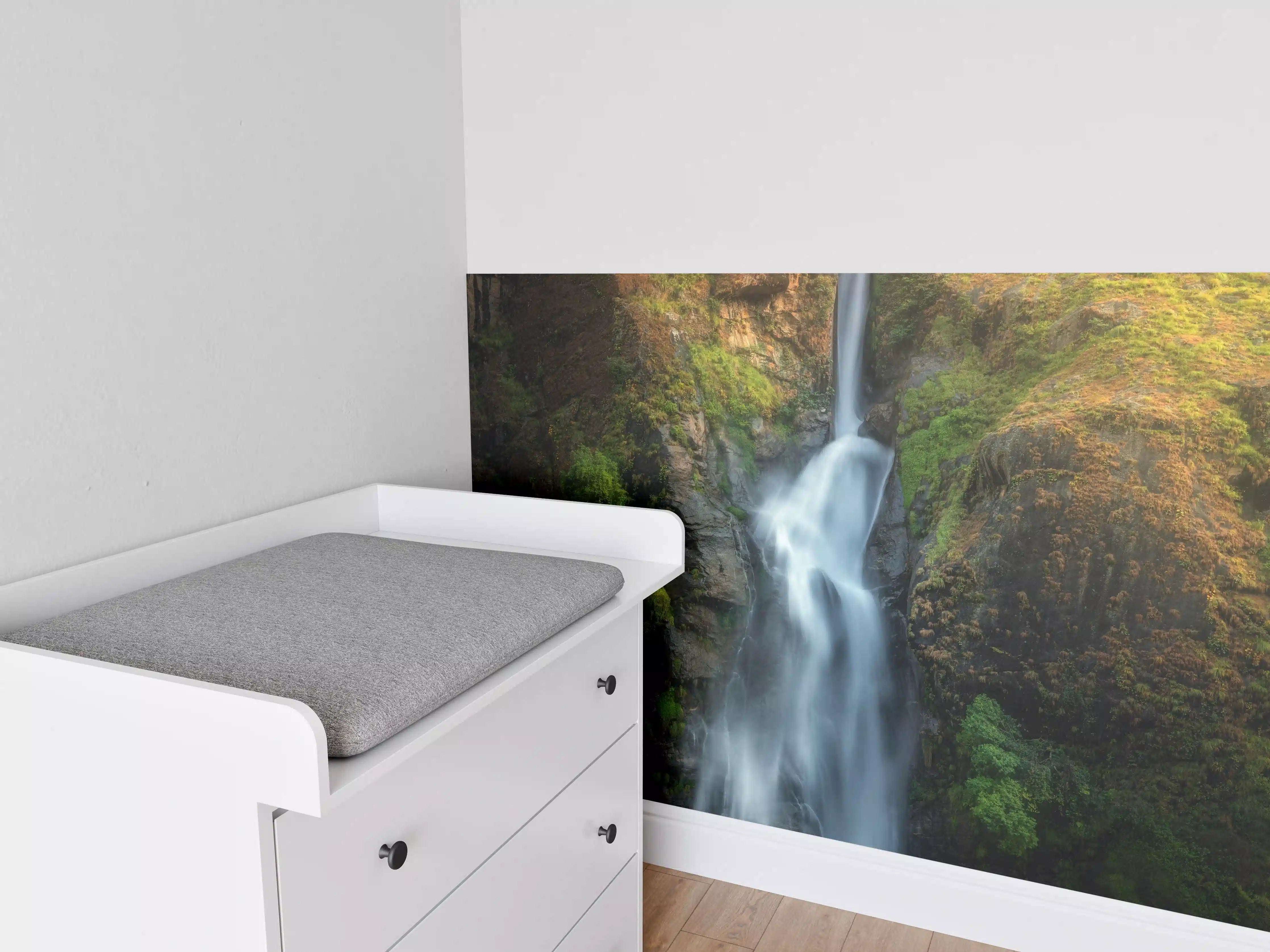 Babyzimmer Wandgestaltung - Wasserfall im Wald von Nepal