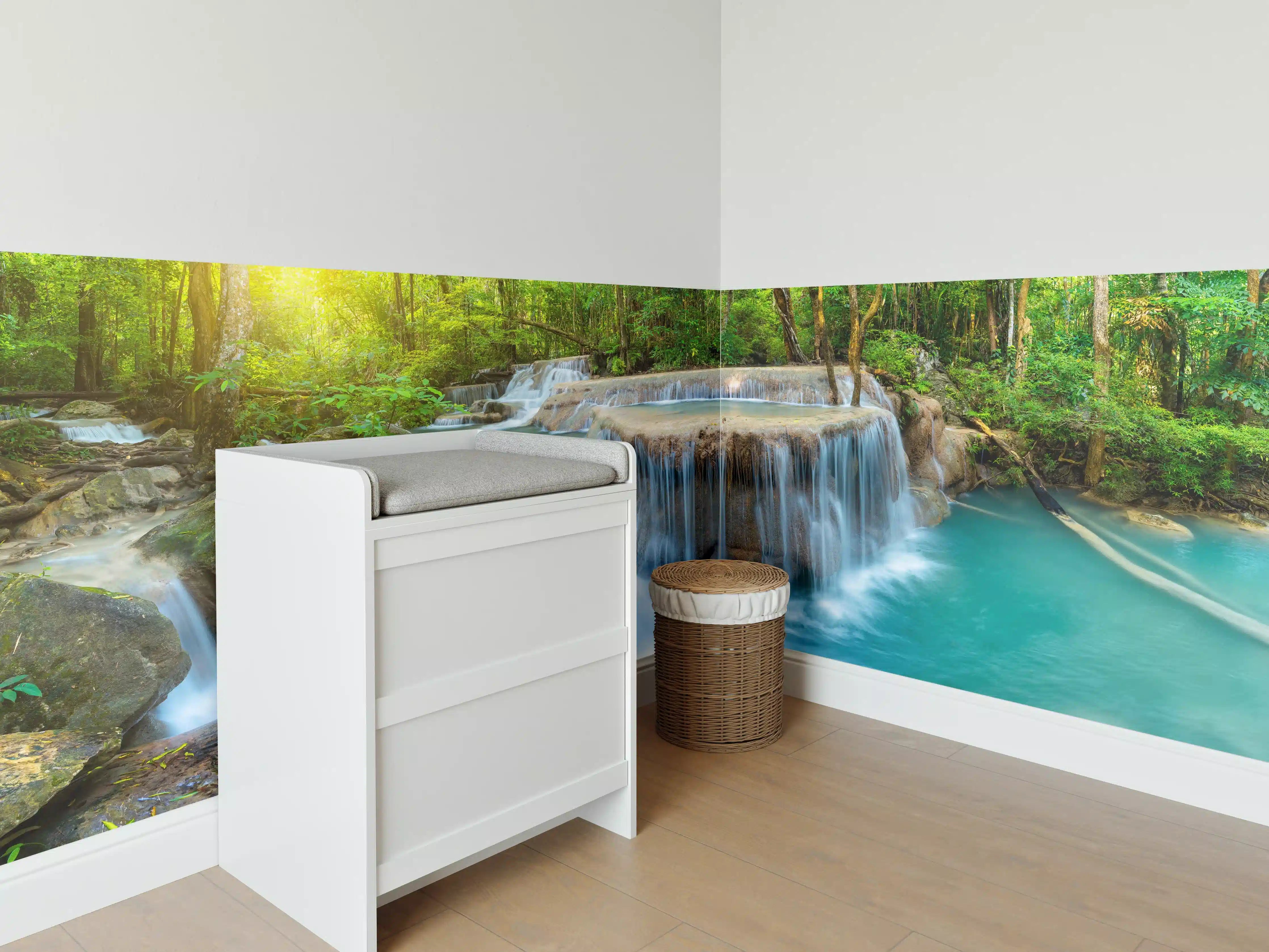 Babyzimmer Wandgestaltung - Wasserfall im Wald von Thailand
