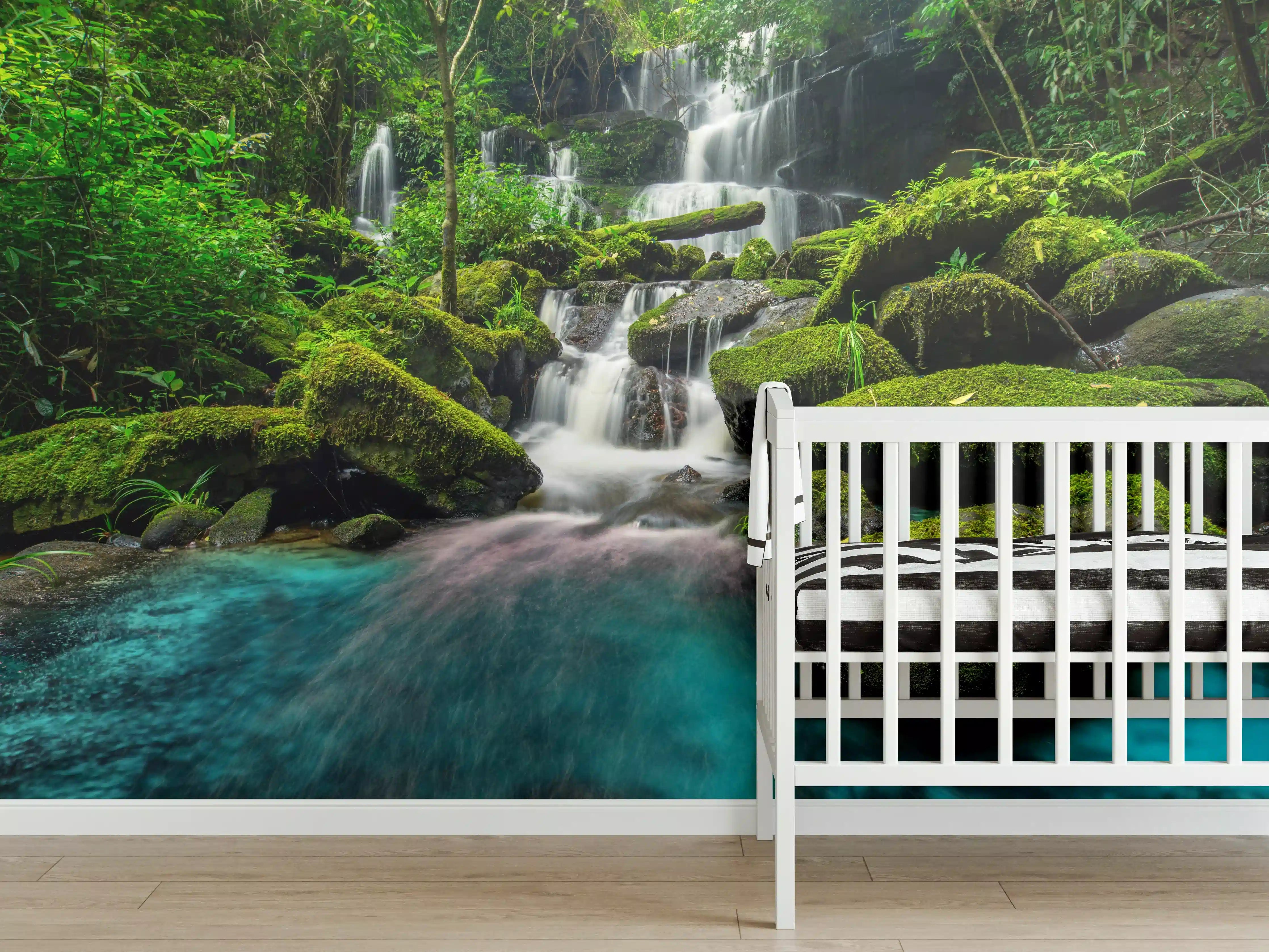 Babyzimmer Wandgestaltung - Wasserfall im grünen Dschungel von Thailand