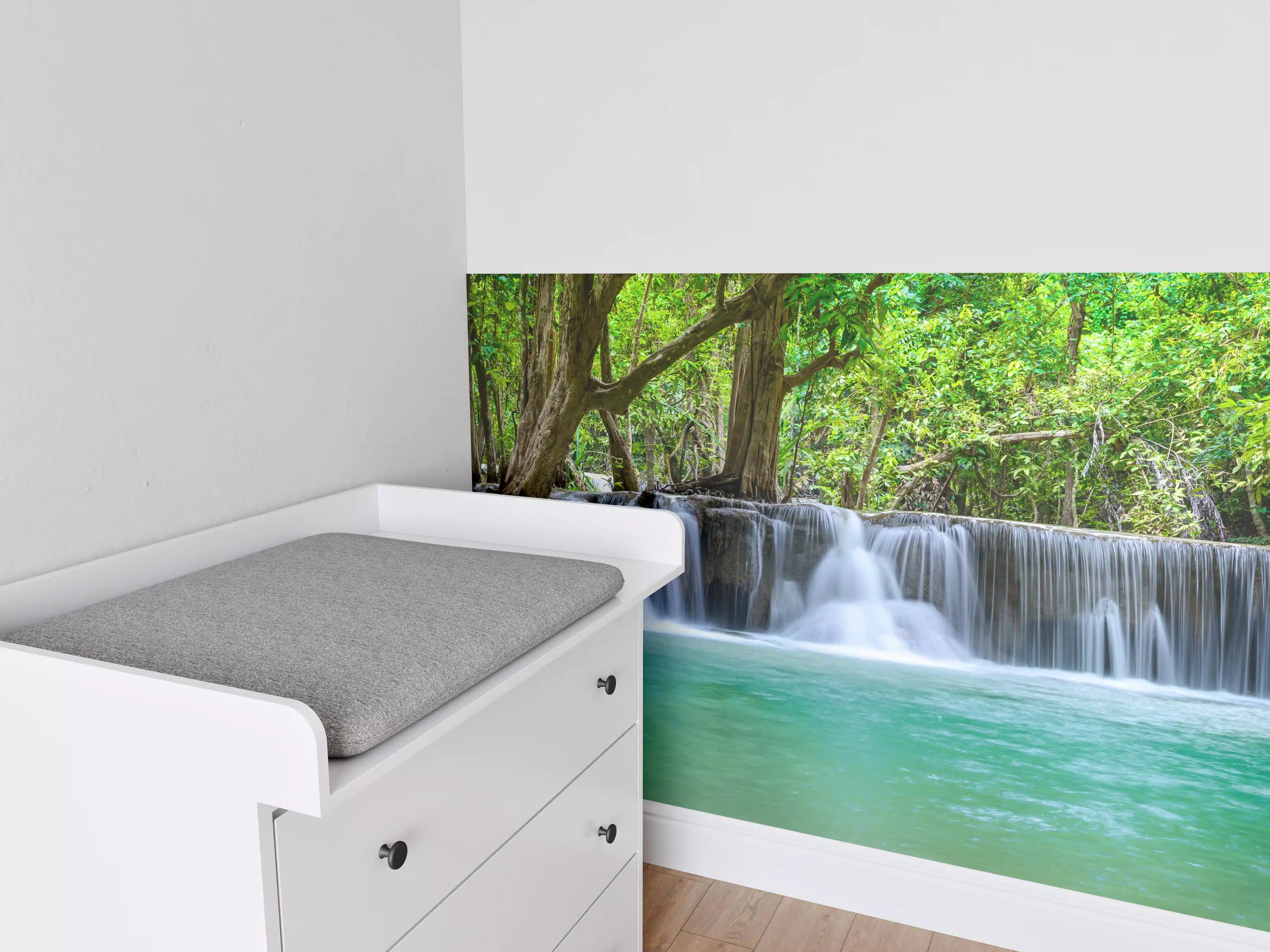 Babyzimmer Wandgestaltung - Wasserfall tief im tropischen Wald