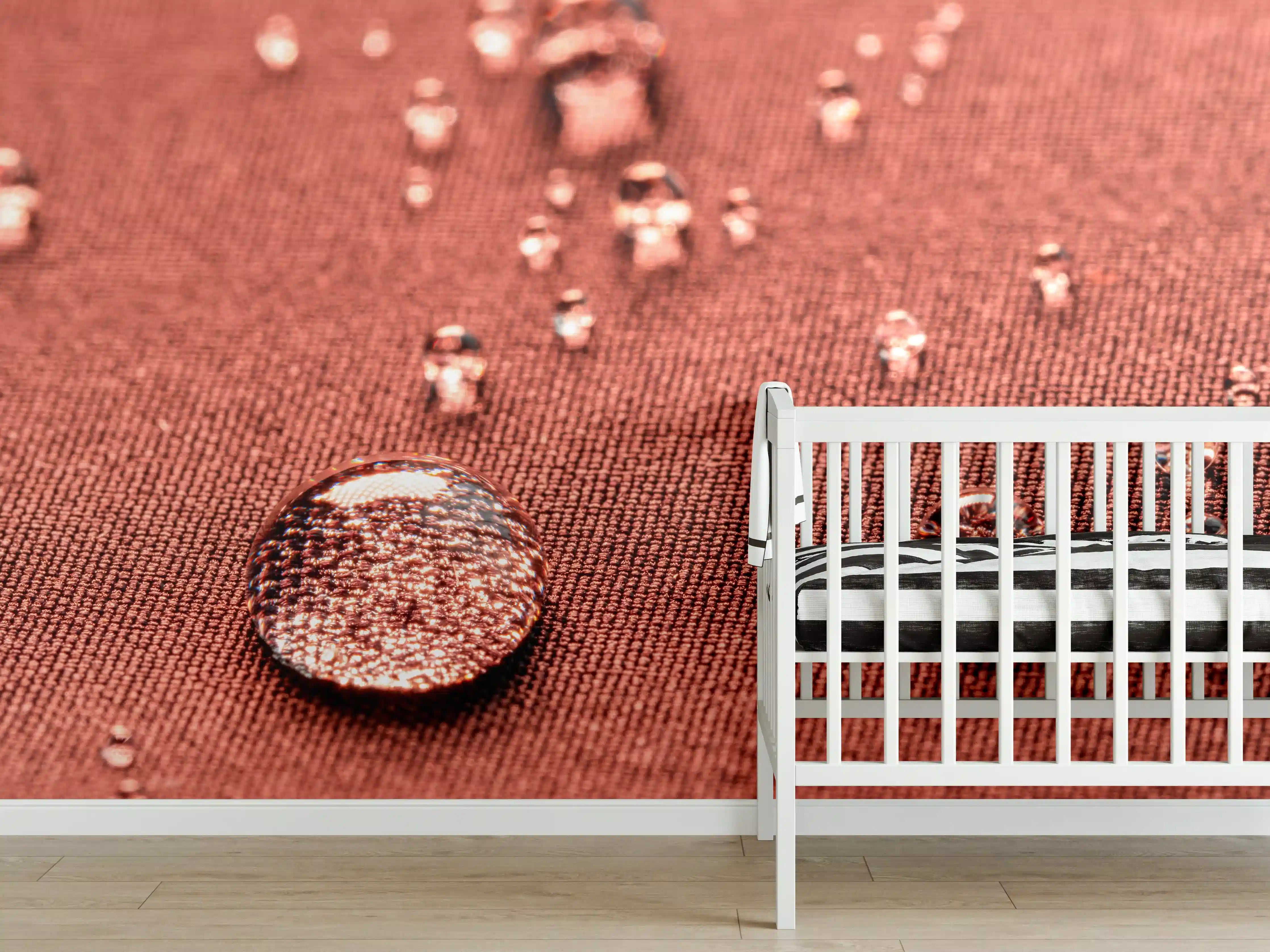 Babyzimmer Wandgestaltung - Wassertropfen auf rotem Stoff