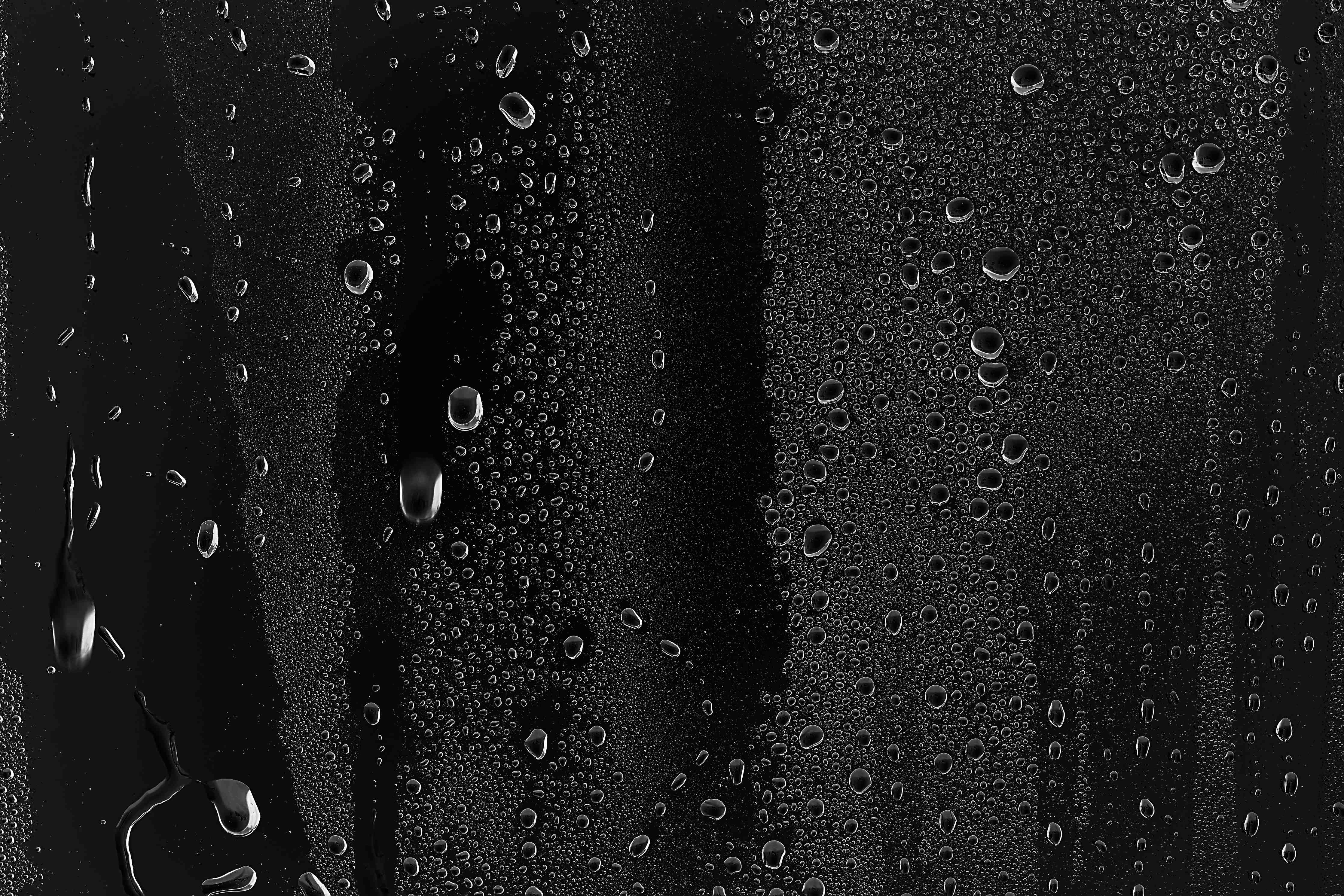Babyzimmer Wandgestaltung-Wassertropfen auf schwarzem Glas