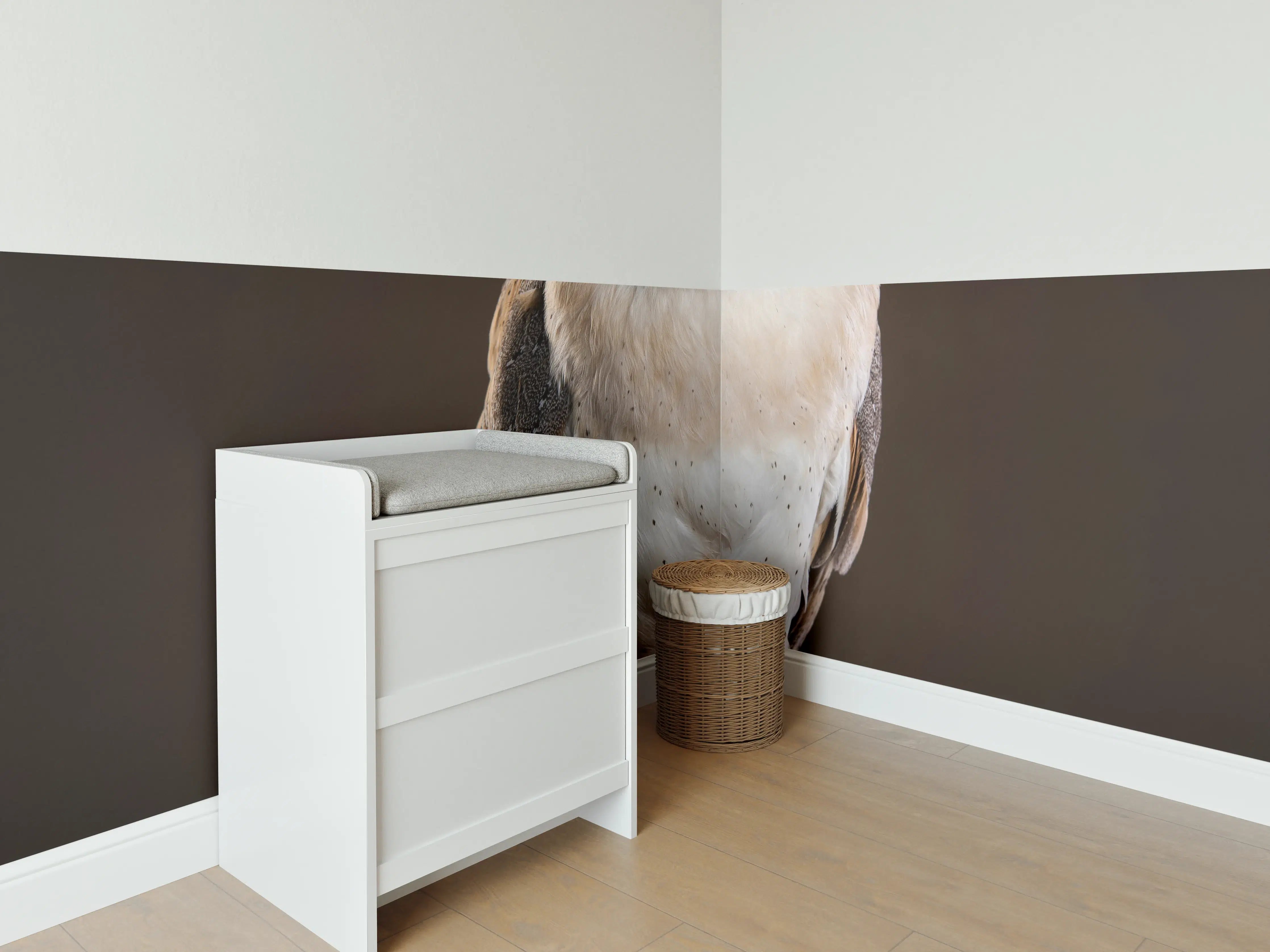 Babyzimmer Wandgestaltung - Weiß-Brauner Waldkauz auf Ast