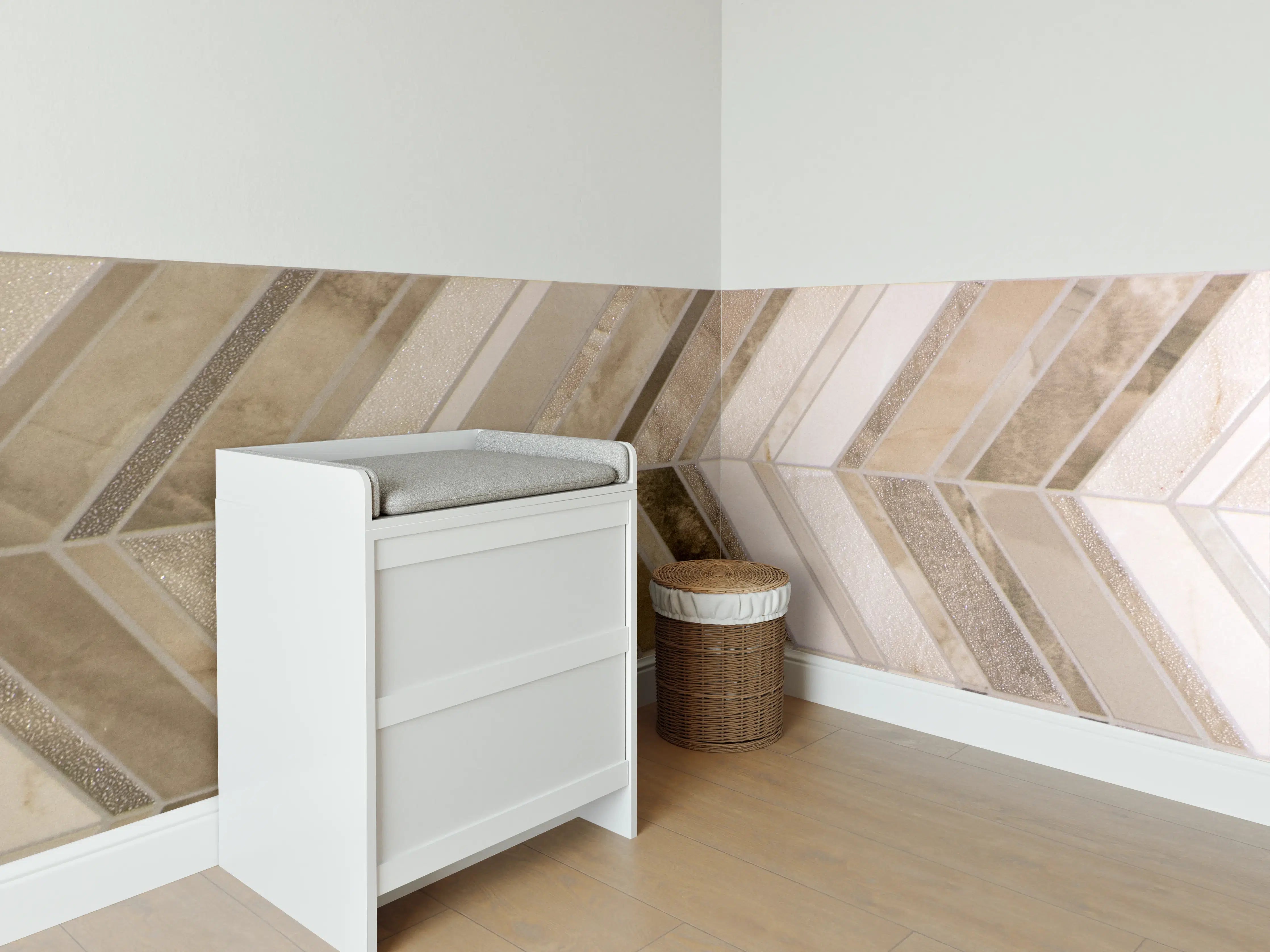 Babyzimmer Wandgestaltung - Weiß-Graue Musterfliesen
