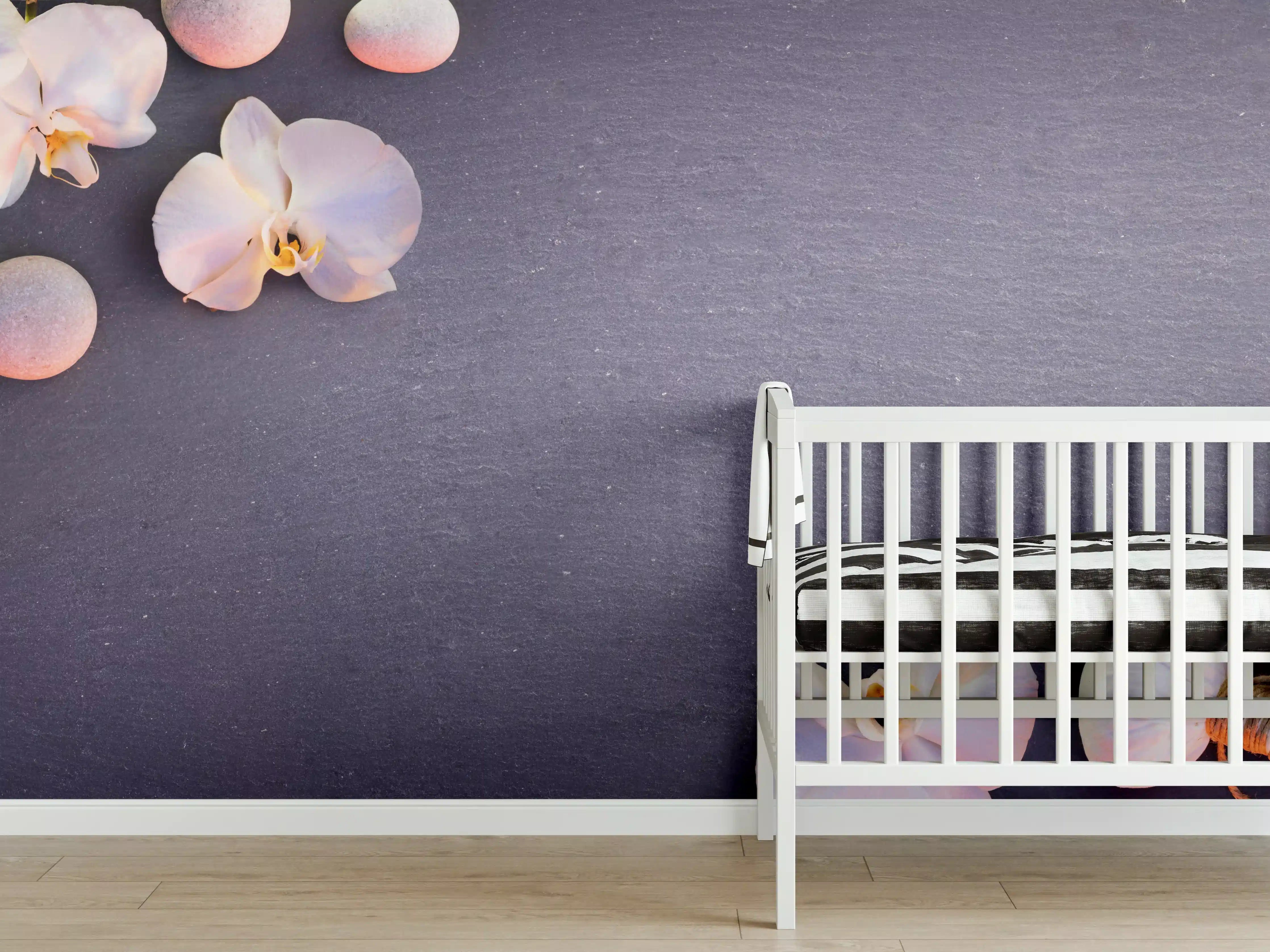 Babyzimmer Wandgestaltung - Weiß-Rosa Orchideen auf Schiefer