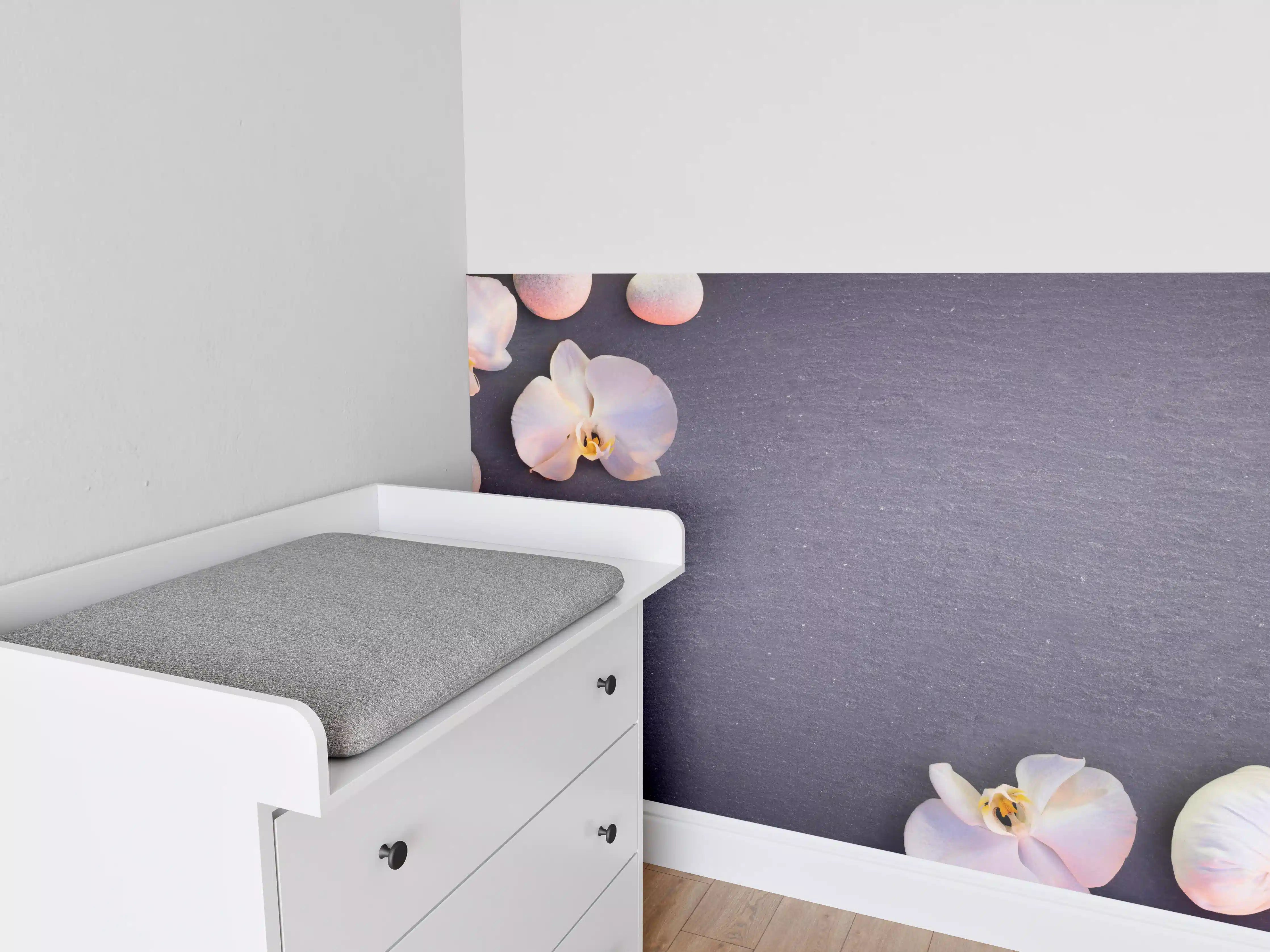 Babyzimmer Wandgestaltung - Weiß-Rosa Orchideen auf Schiefer