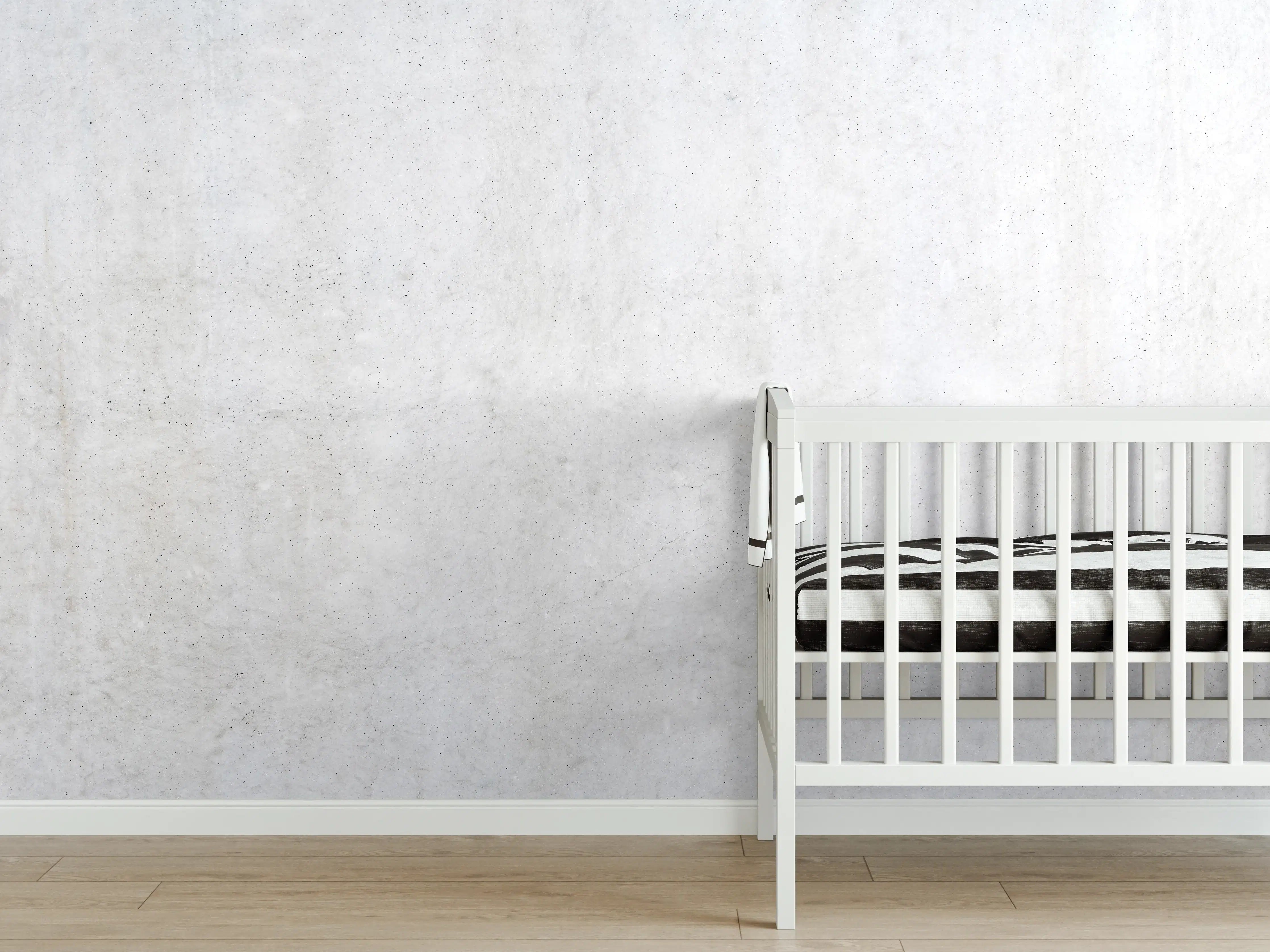 Babyzimmer Wandgestaltung - Weiß-bläuliche Betonwand