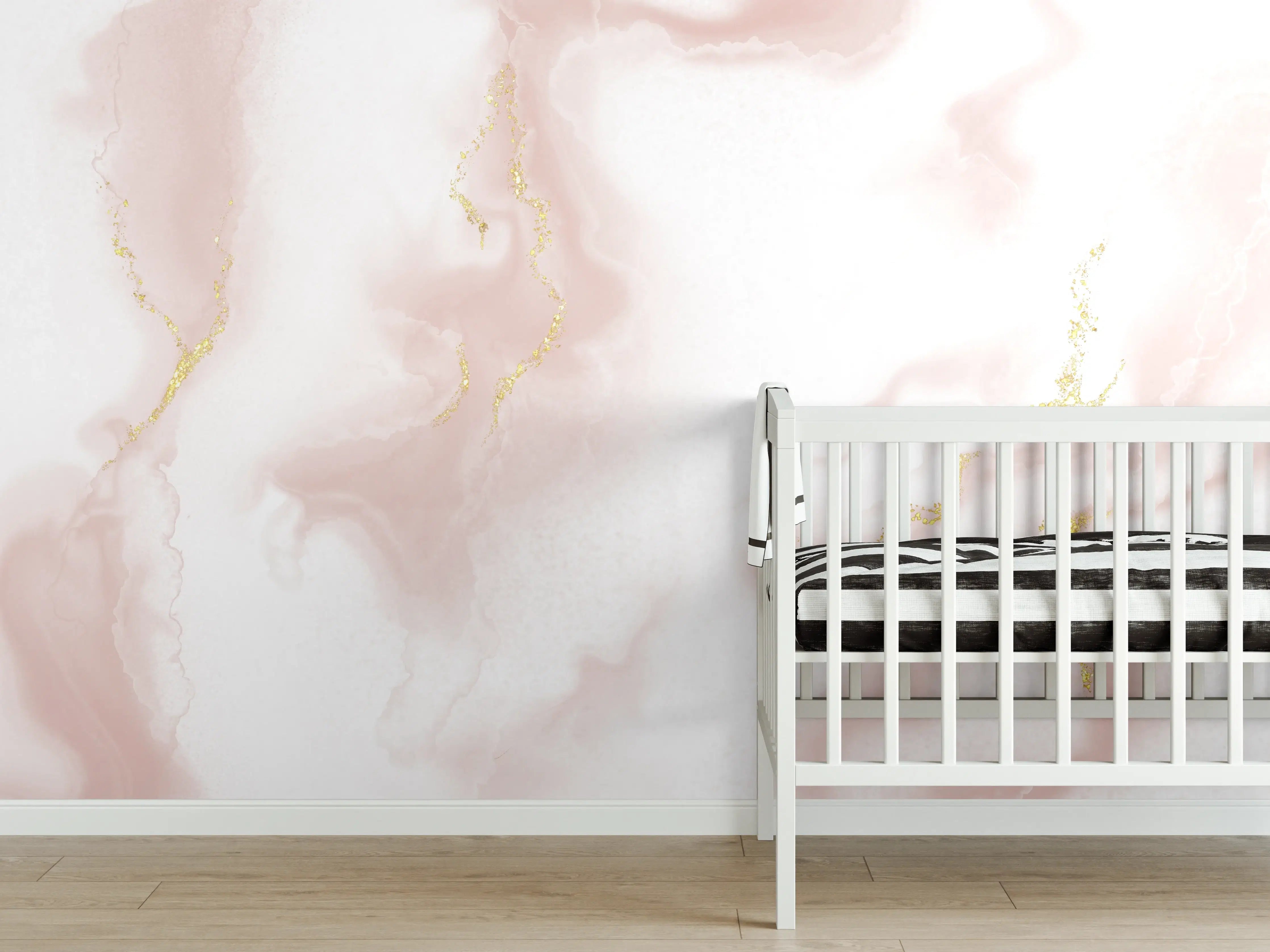 Babyzimmer Wandgestaltung - Weiß-rosé marmorierte Oberfläche mit goldenen Akzenten