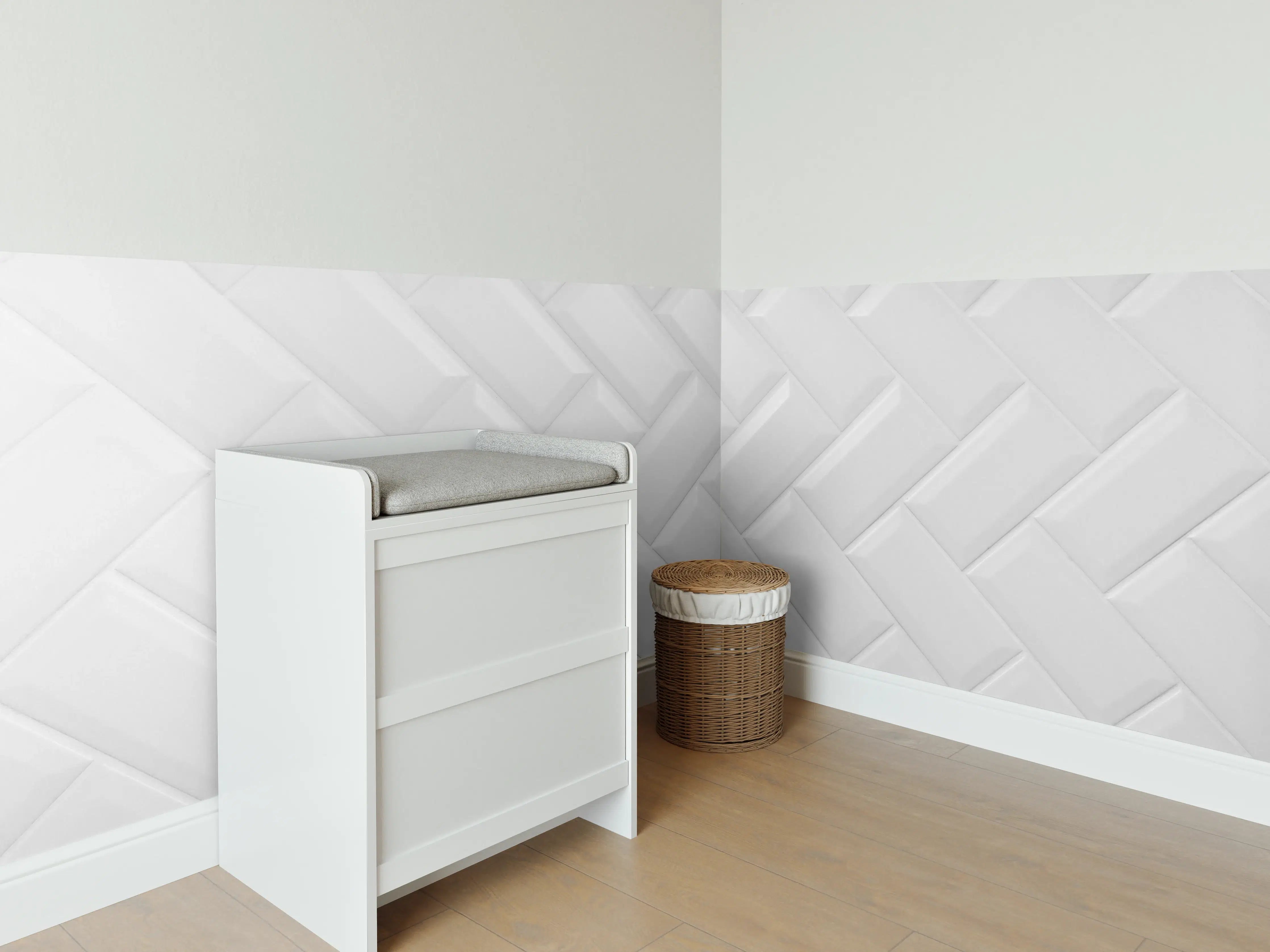 Babyzimmer Wandgestaltung - Weiß, gräuliche Keramikfliesen