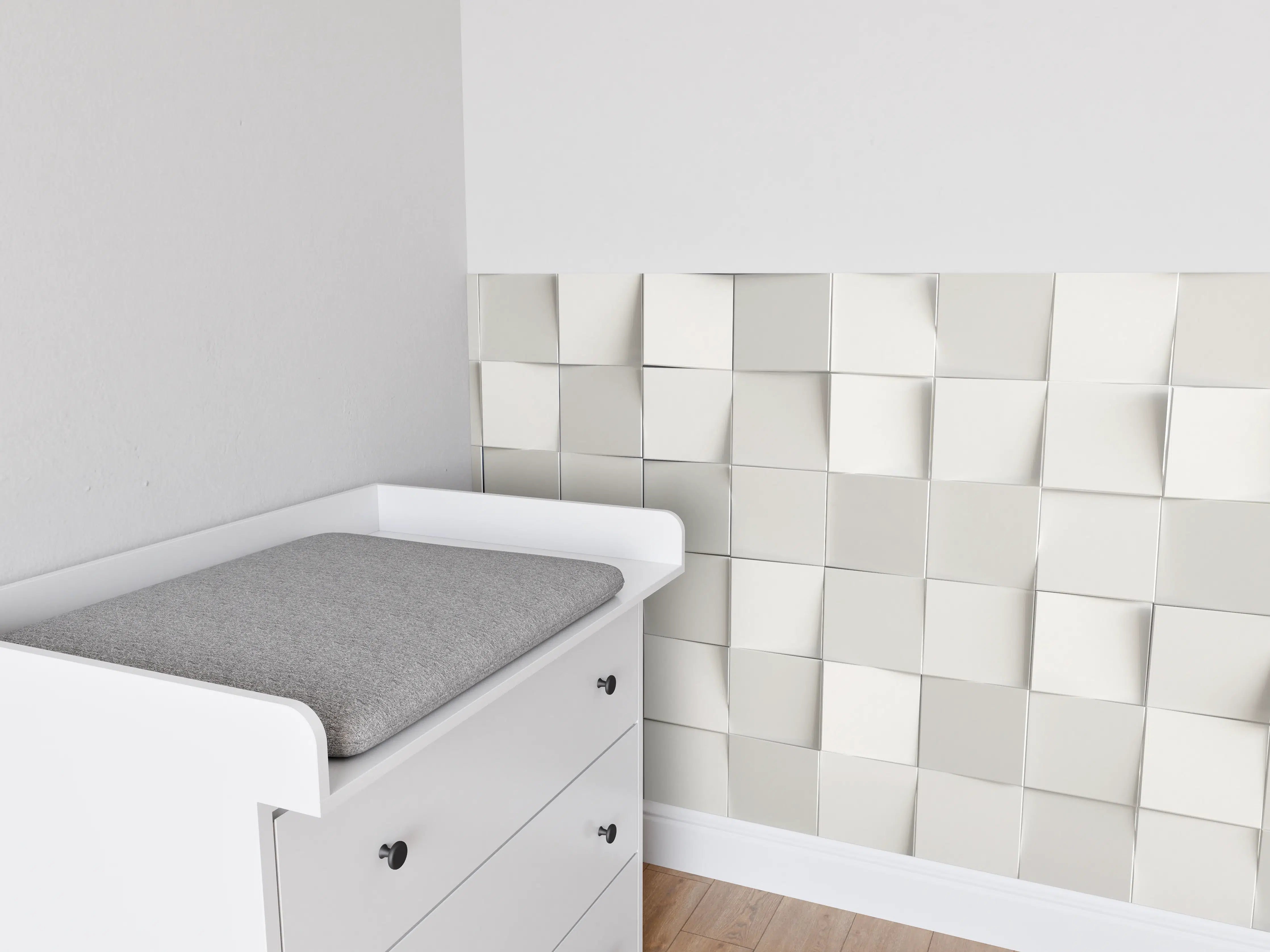 Babyzimmer Wandgestaltung - Weiße 3D-Wandpaneele mit Schatteneffekt