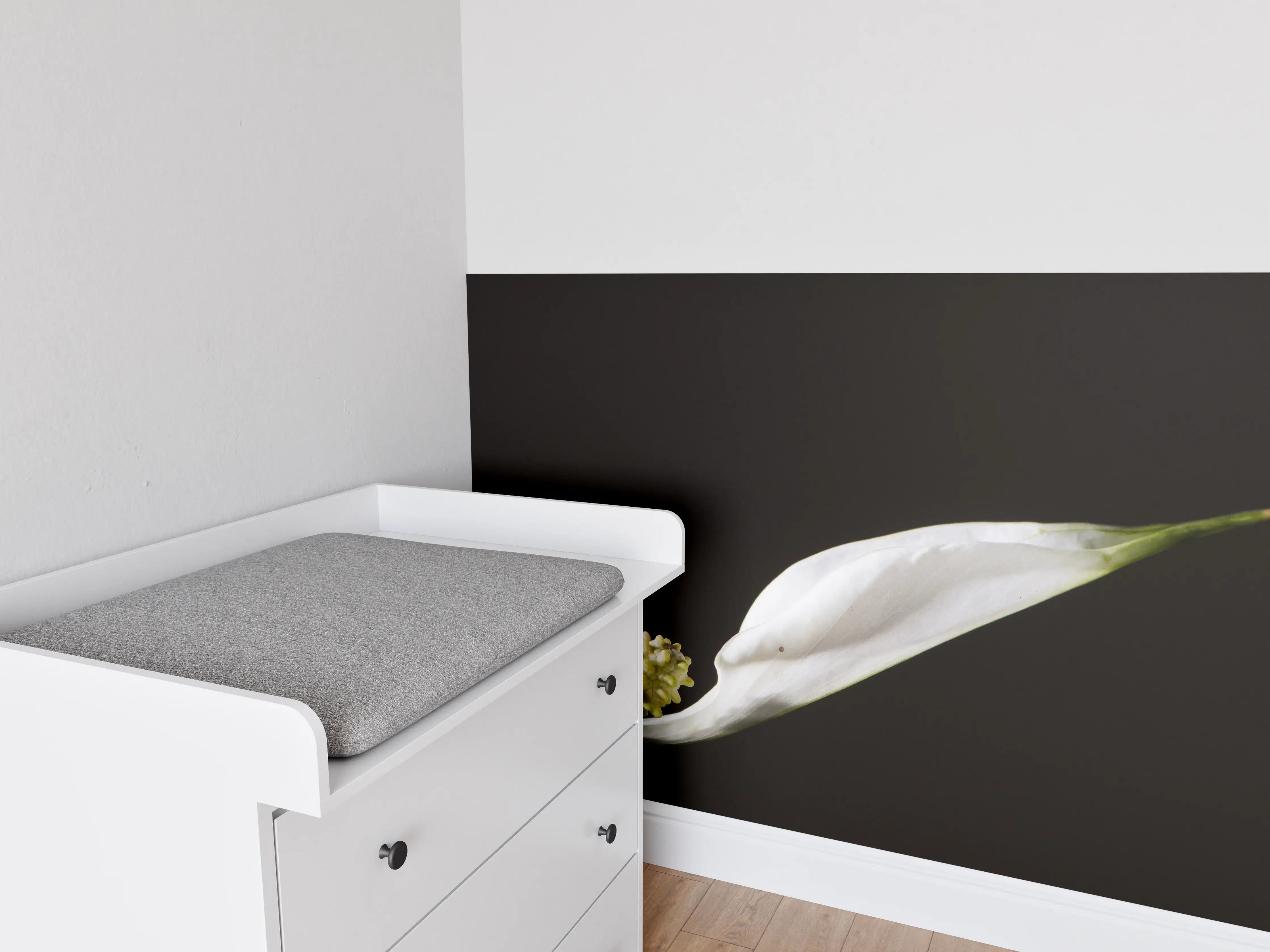 Babyzimmer Wandgestaltung - Weiße Blume auf schwarzem Hintergrund
