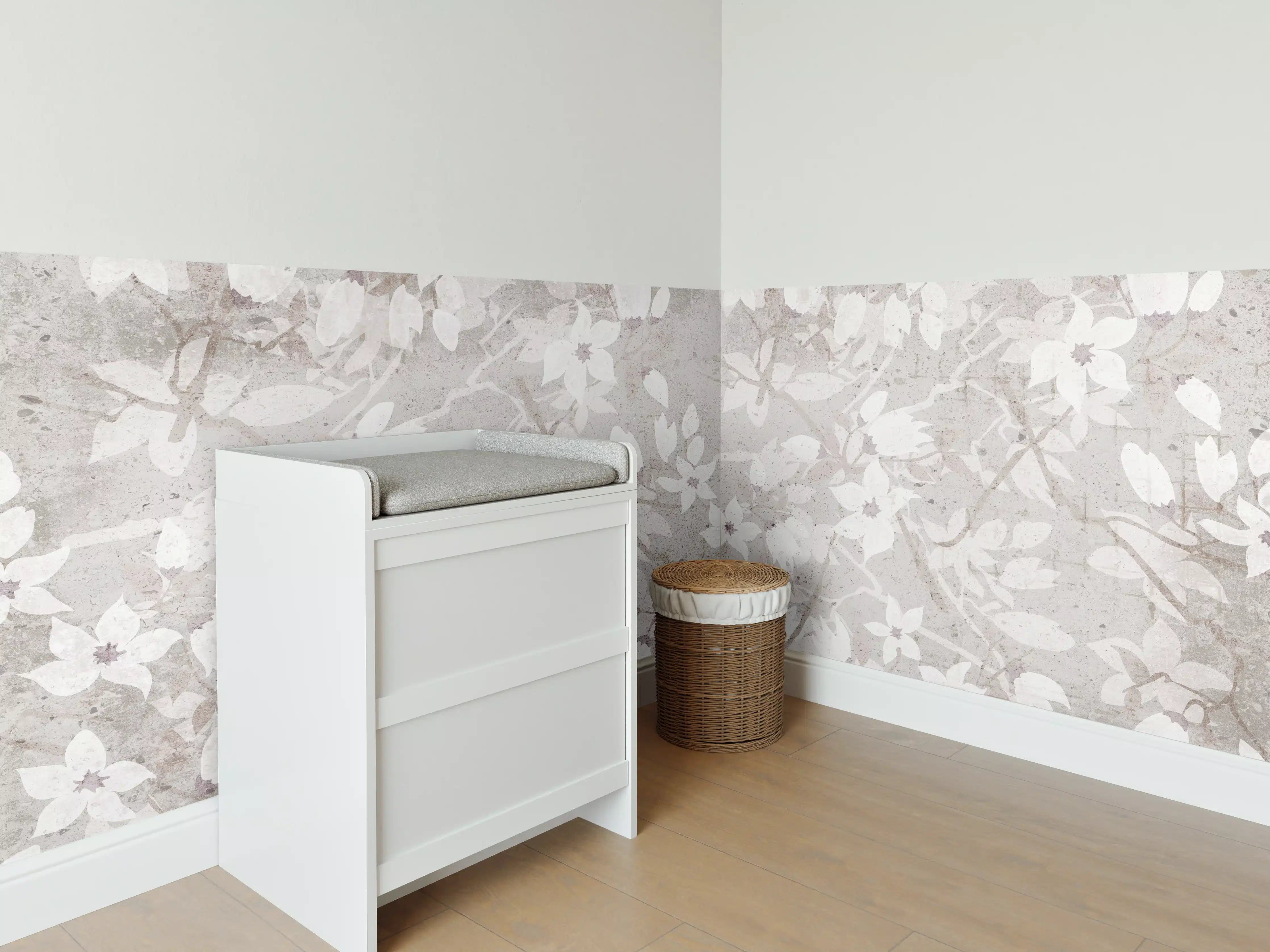 Babyzimmer Wandgestaltung - Weiße Blumen auf altem grauem Hintergrund