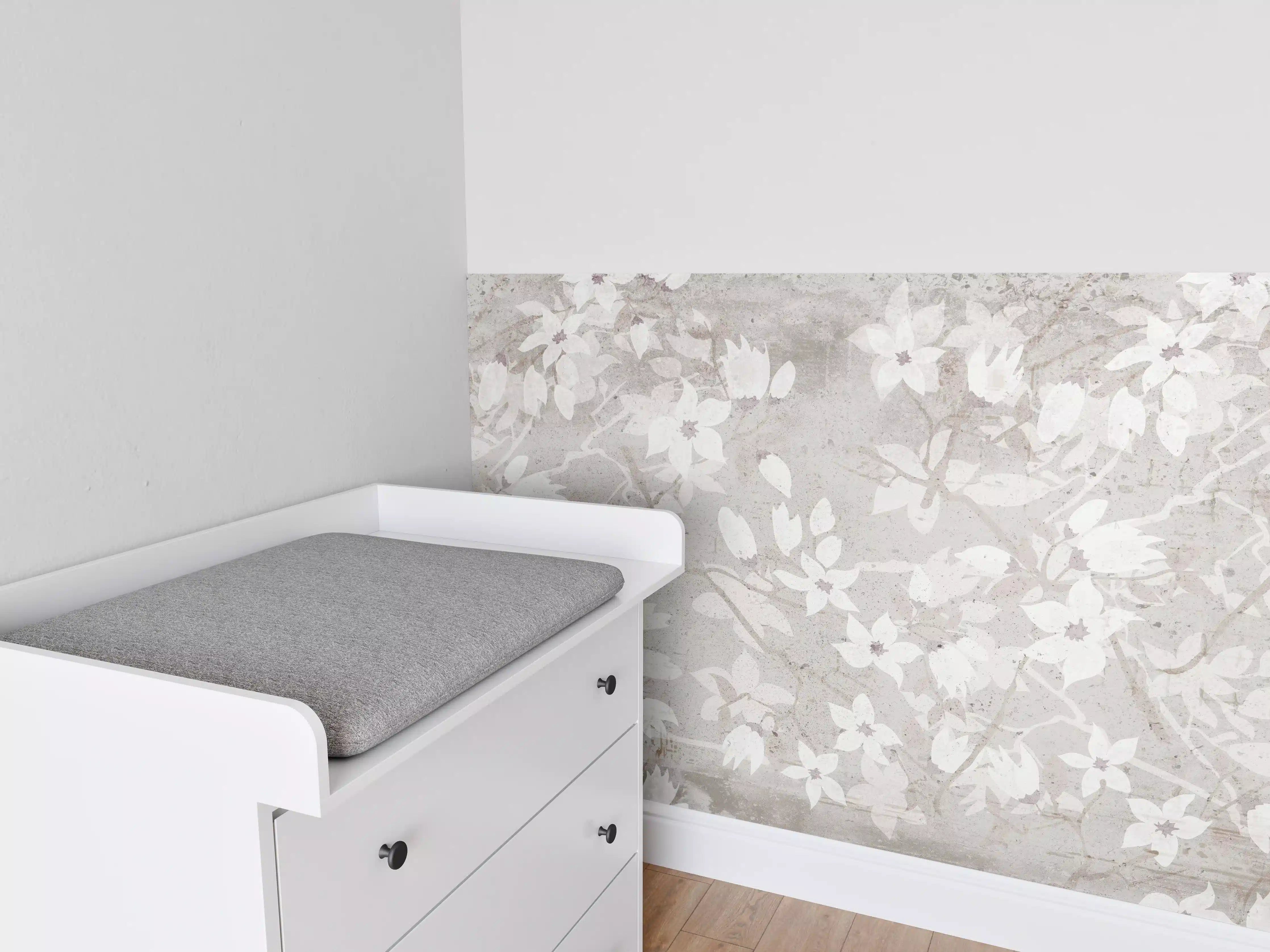 Babyzimmer Wandgestaltung - Weiße Blumen auf altem grauem Hintergrund