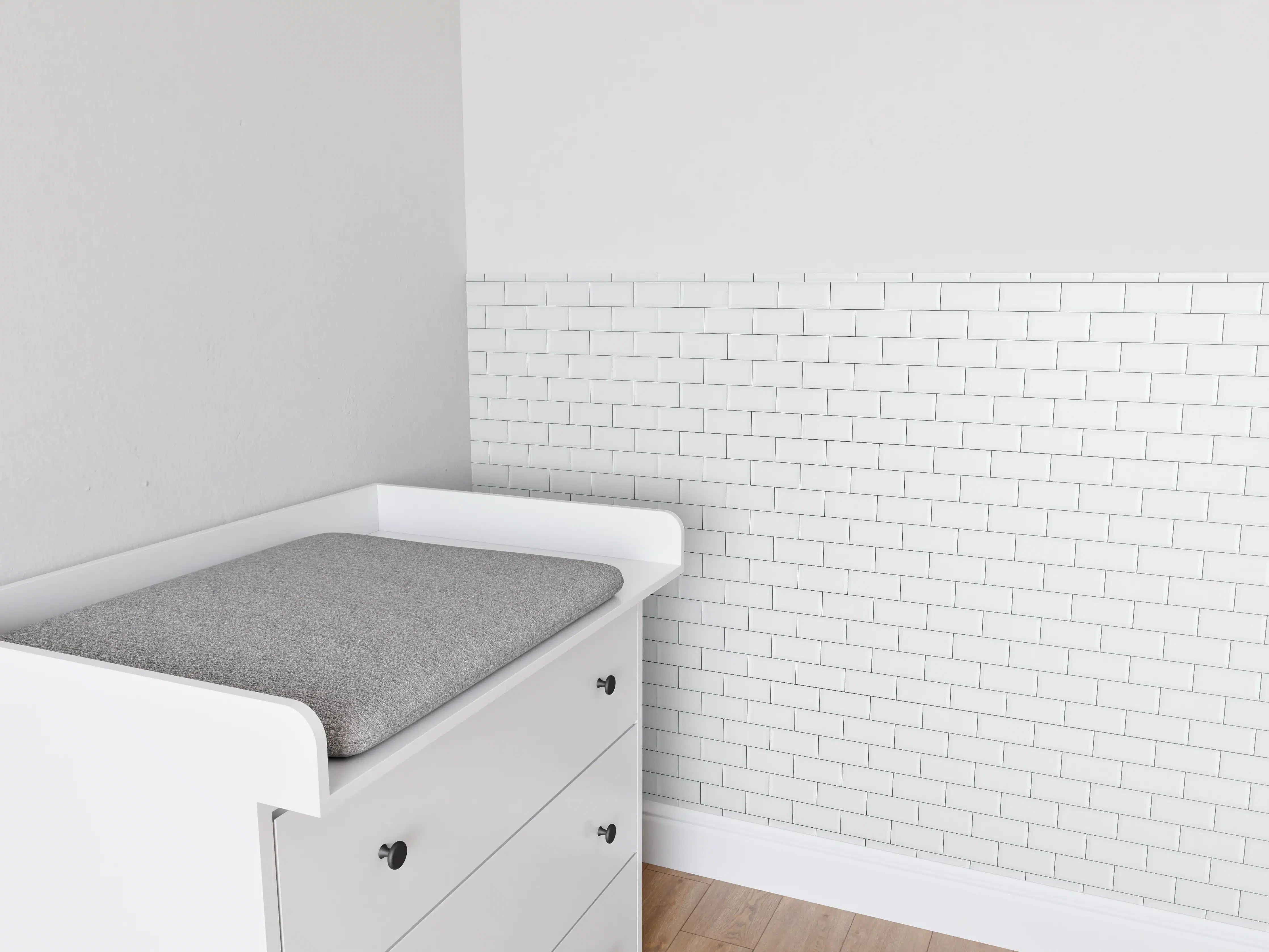 Babyzimmer Wandgestaltung - Weiße Fliesenwand mit hellem Glanz