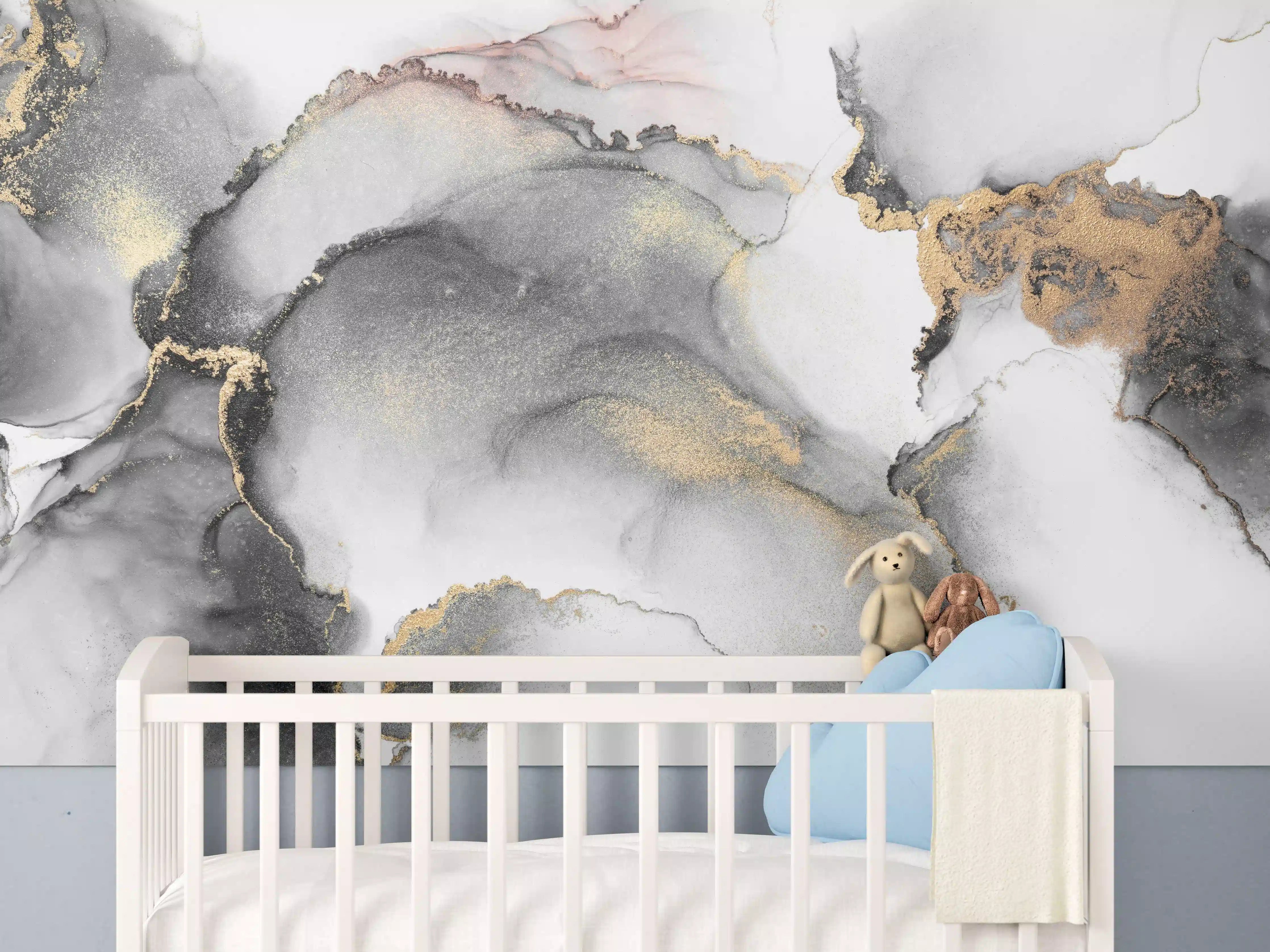 Babyzimmer Wandgestaltung - Weiße Marmor-Textur mit Grau- und Goldakzenten