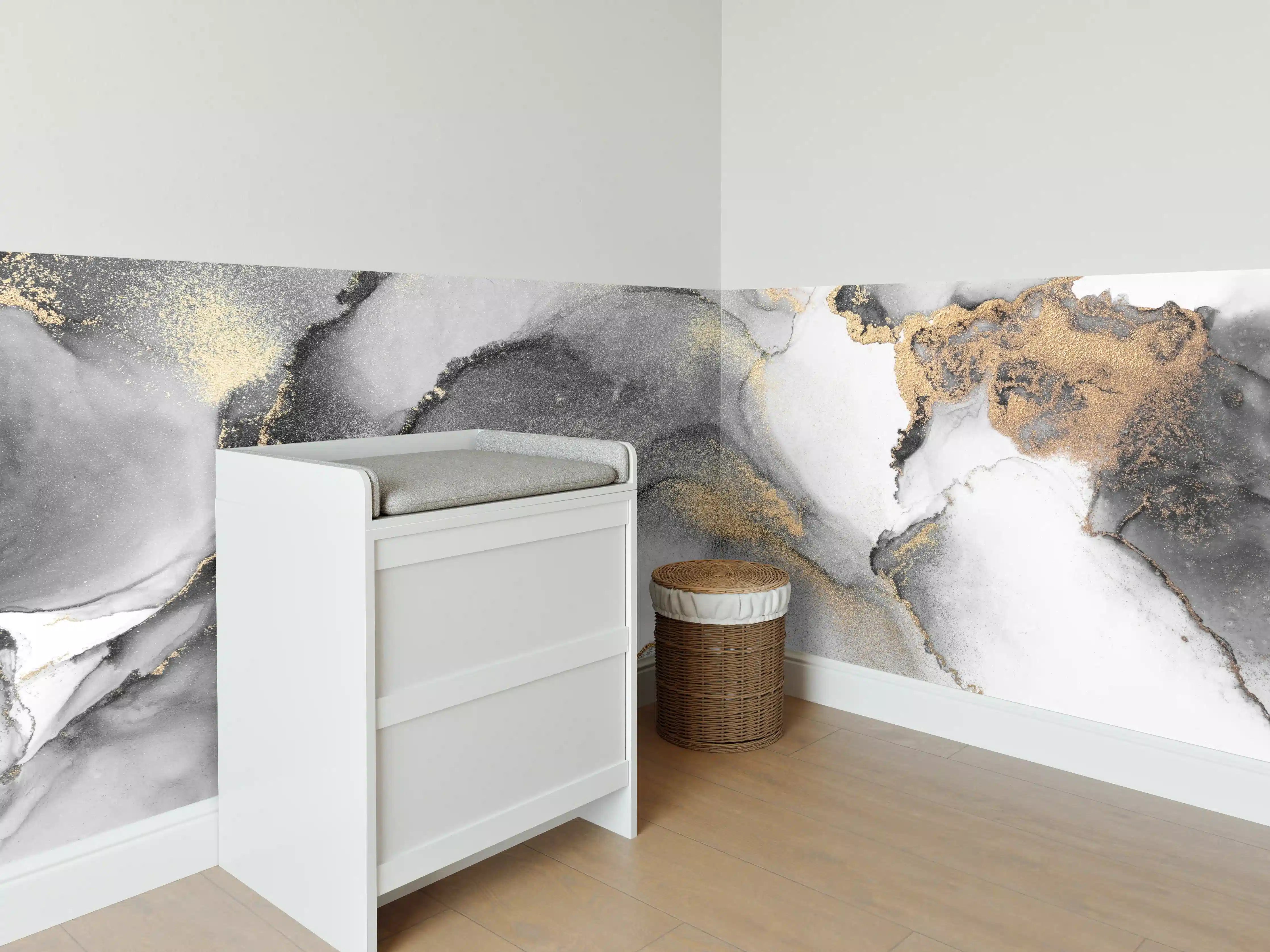 Babyzimmer Wandgestaltung - Weiße Marmor-Textur mit Grau- und Goldakzenten