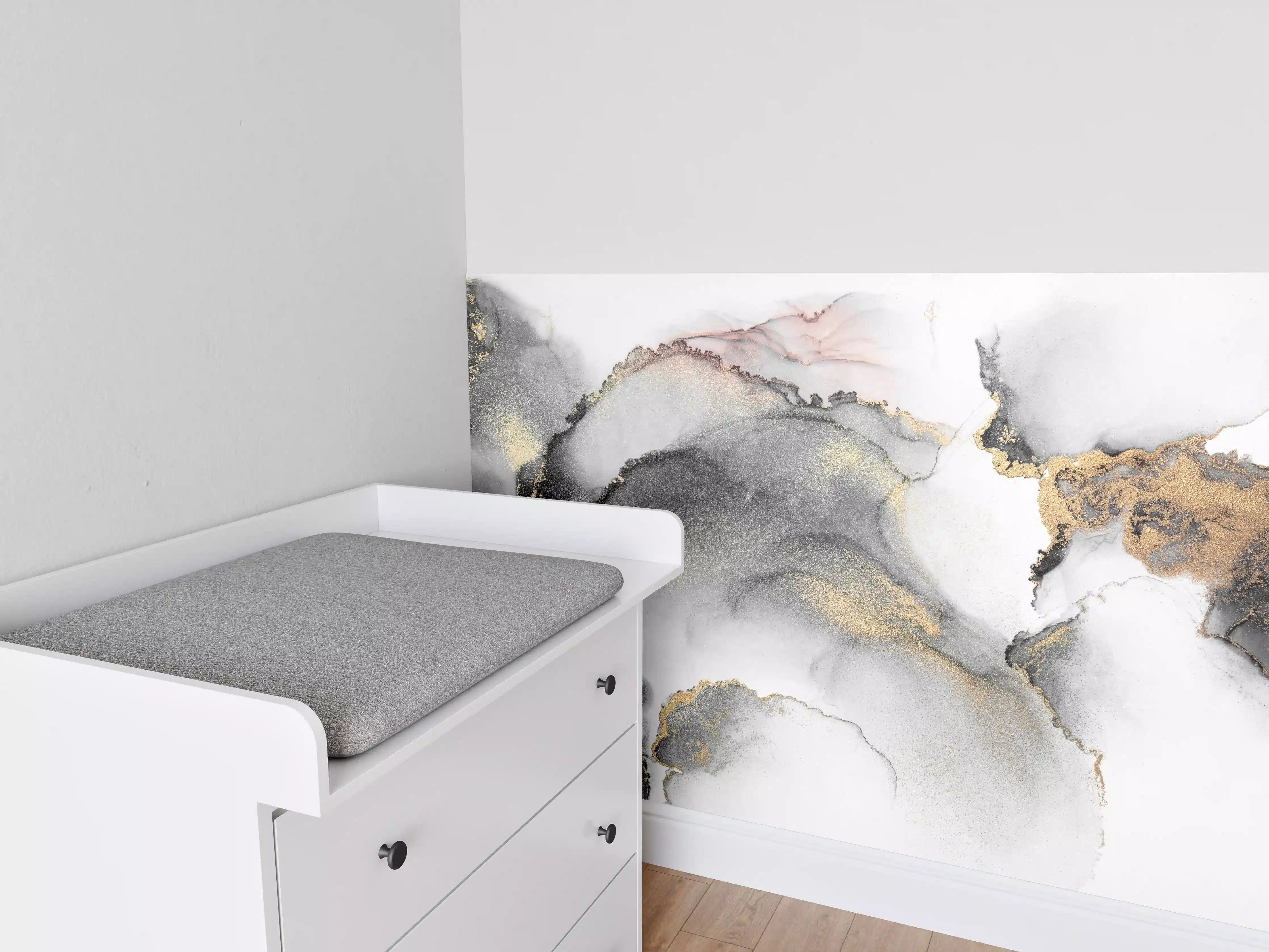 Babyzimmer Wandgestaltung - Weiße Marmor-Textur mit Grau- und Goldakzenten