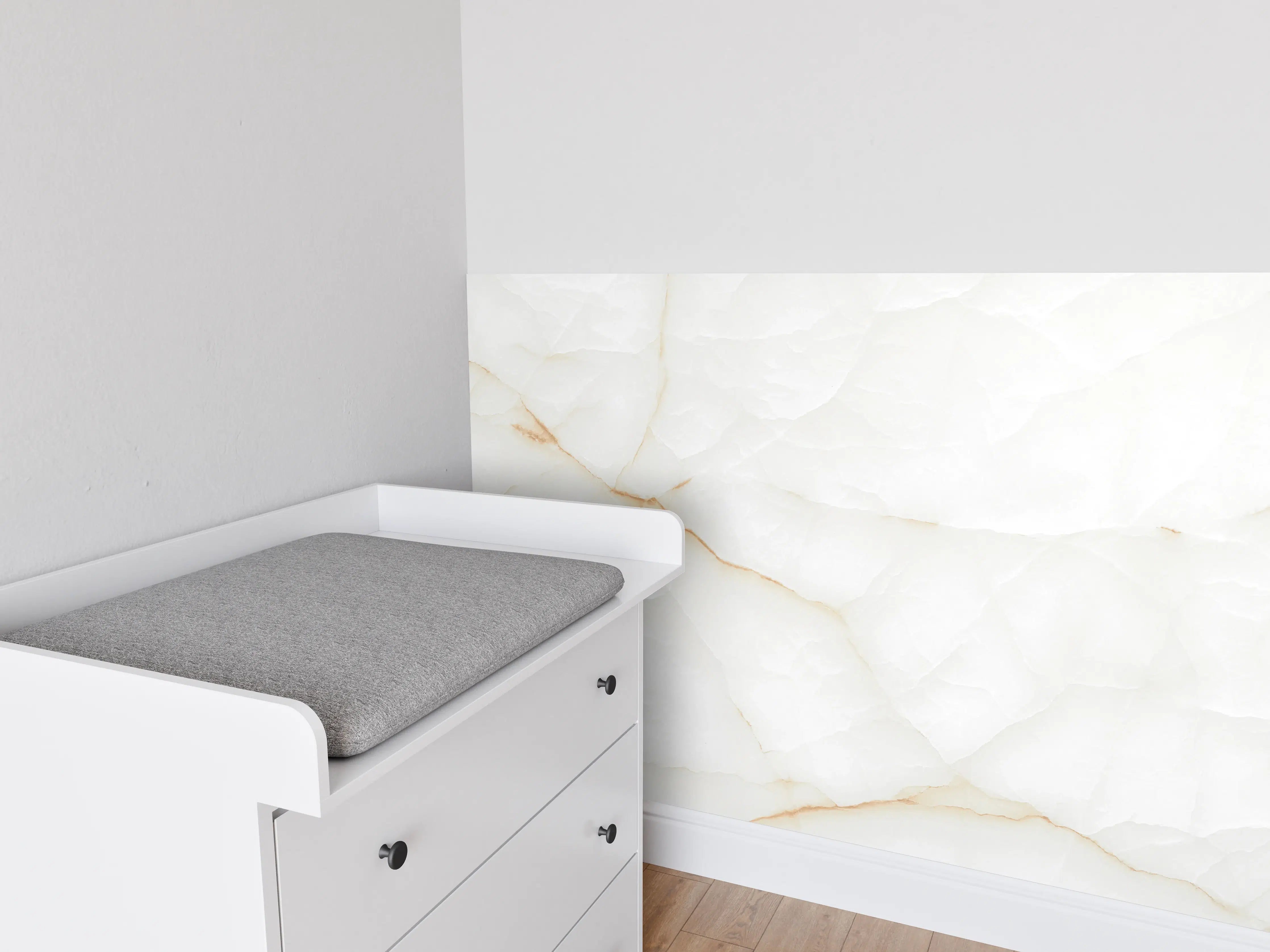 Babyzimmer Wandgestaltung - Weiße Marmor-Textur mit feinen Farbnuancen