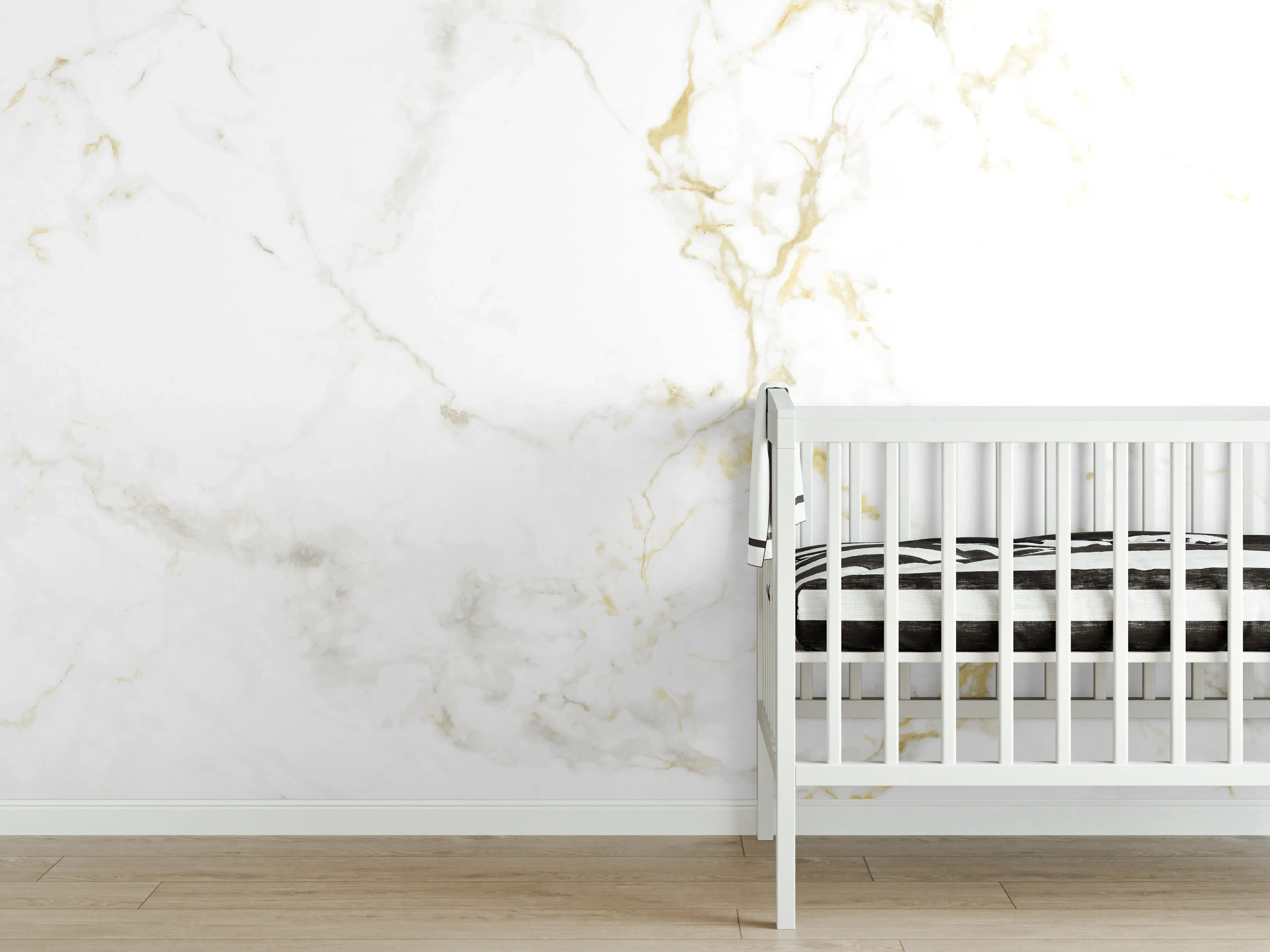 Babyzimmer Wandgestaltung - Weiße Marmor-Textur mitgoldenen Akzenten