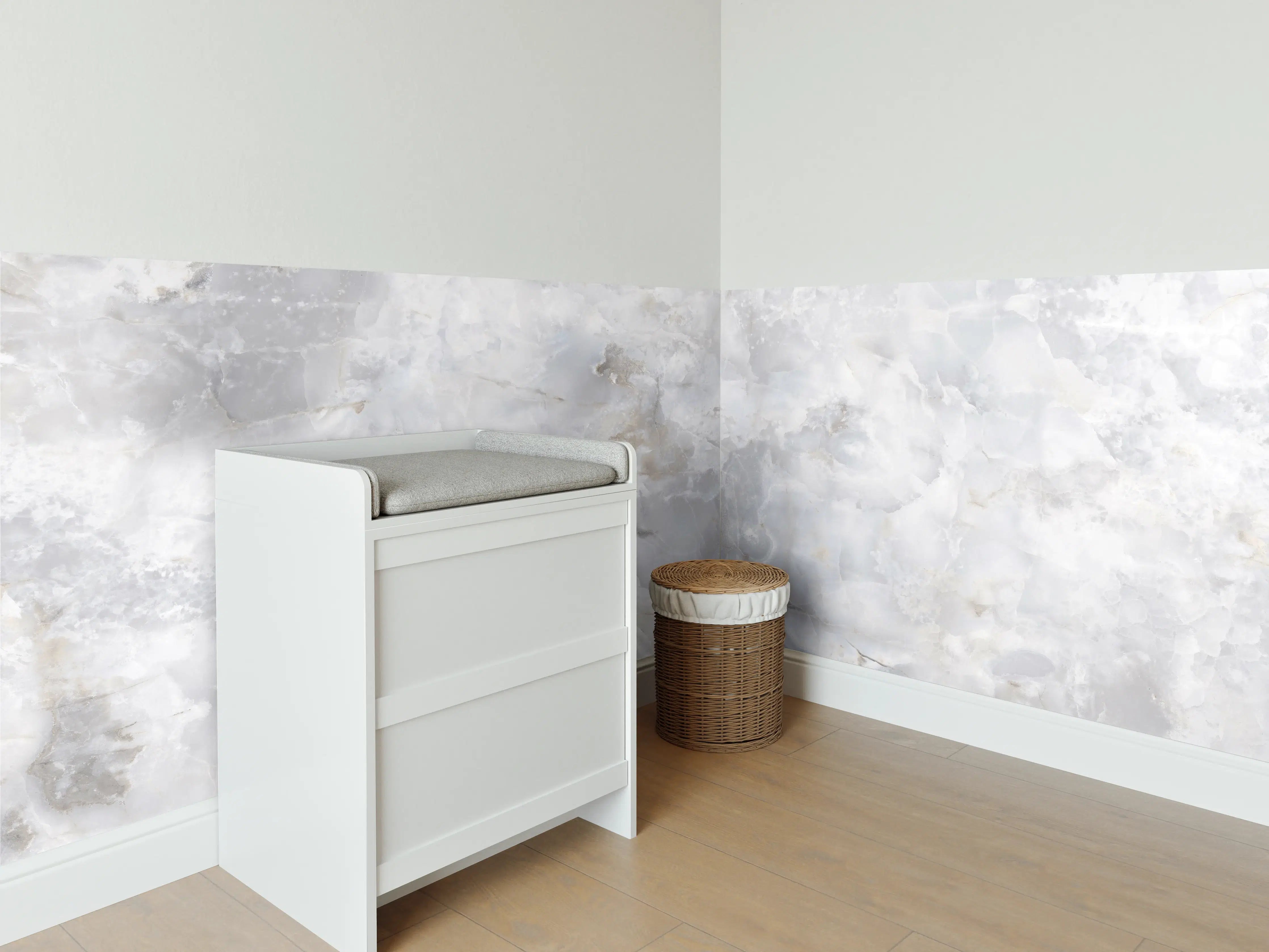 Babyzimmer Wandgestaltung - Weiße Marmoroptik mit Grau-Nuancen