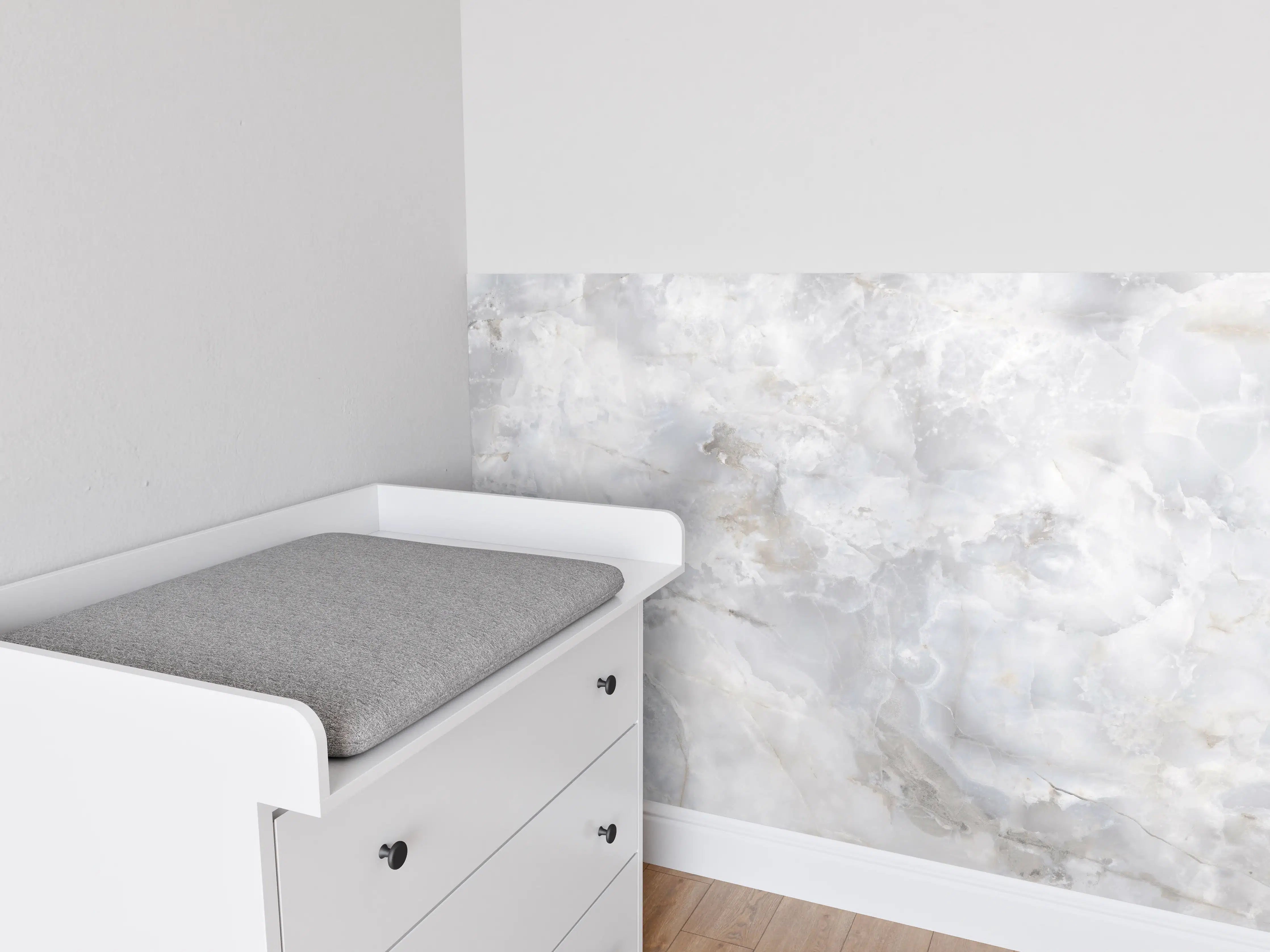 Babyzimmer Wandgestaltung - Weiße Marmoroptik mit Grau-Nuancen