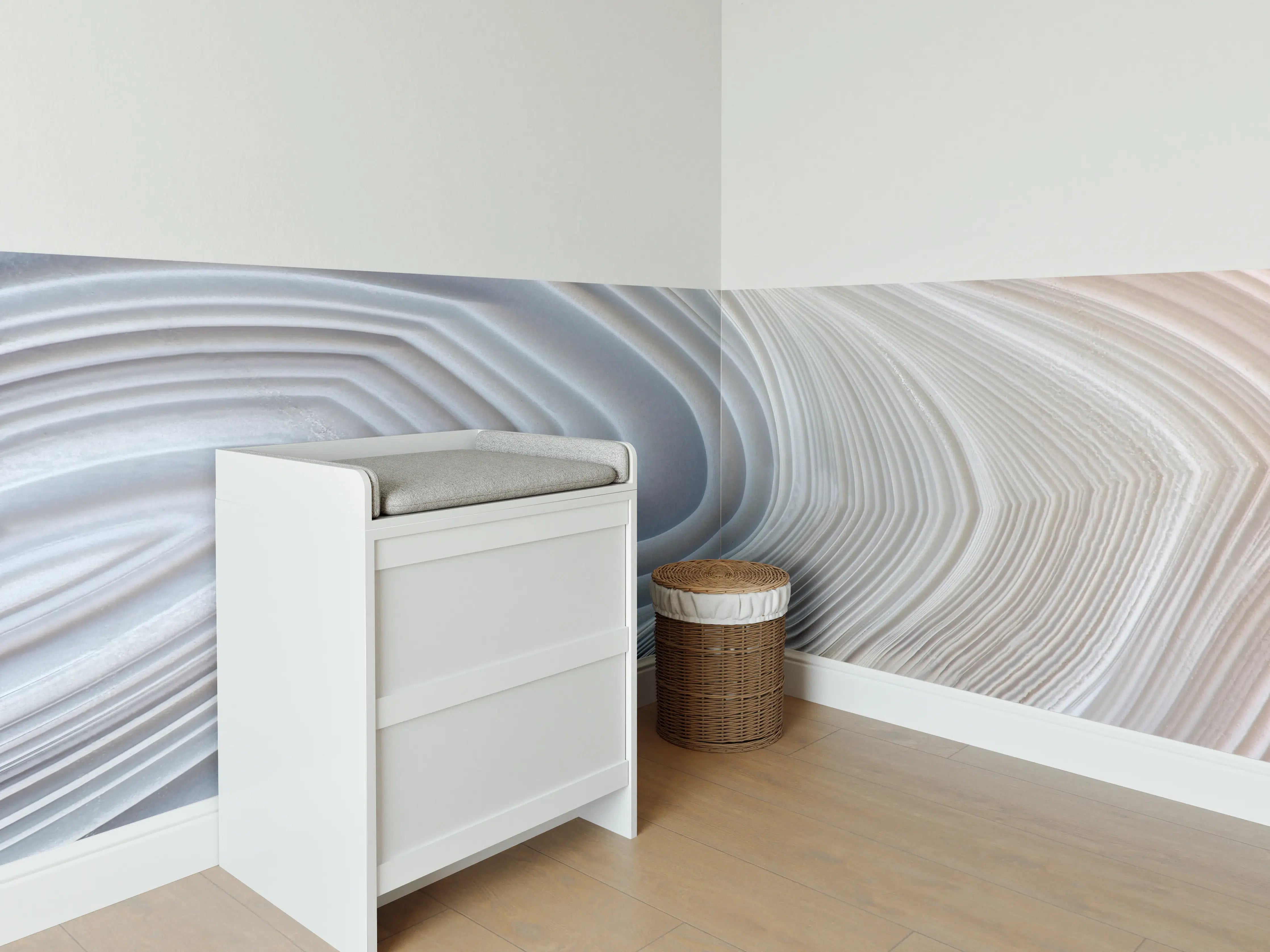 Babyzimmer Wandgestaltung - Weiße Marmorstruktur mit zarten Farbnuancen