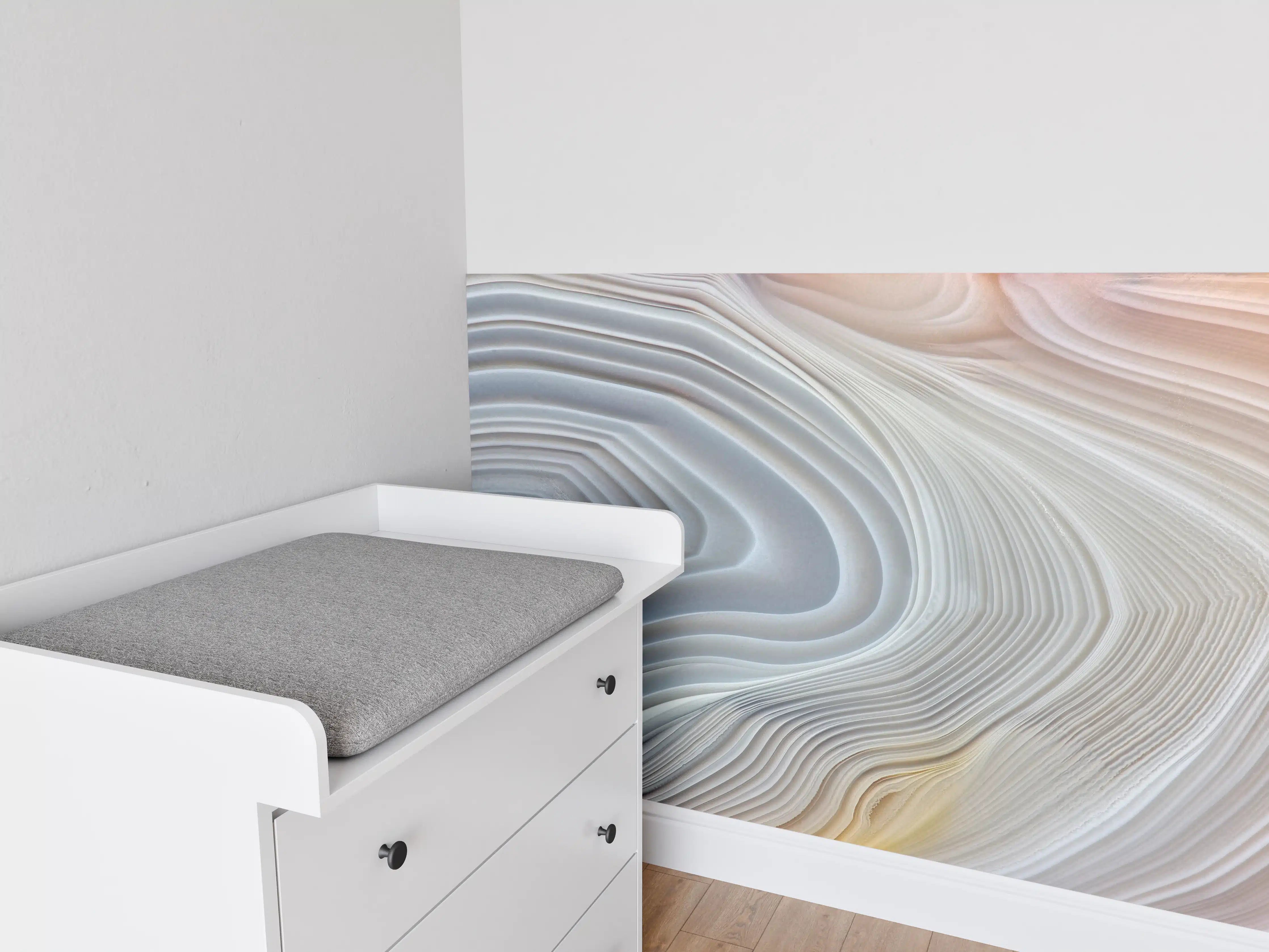 Babyzimmer Wandgestaltung - Weiße Marmorstruktur mit zarten Farbnuancen