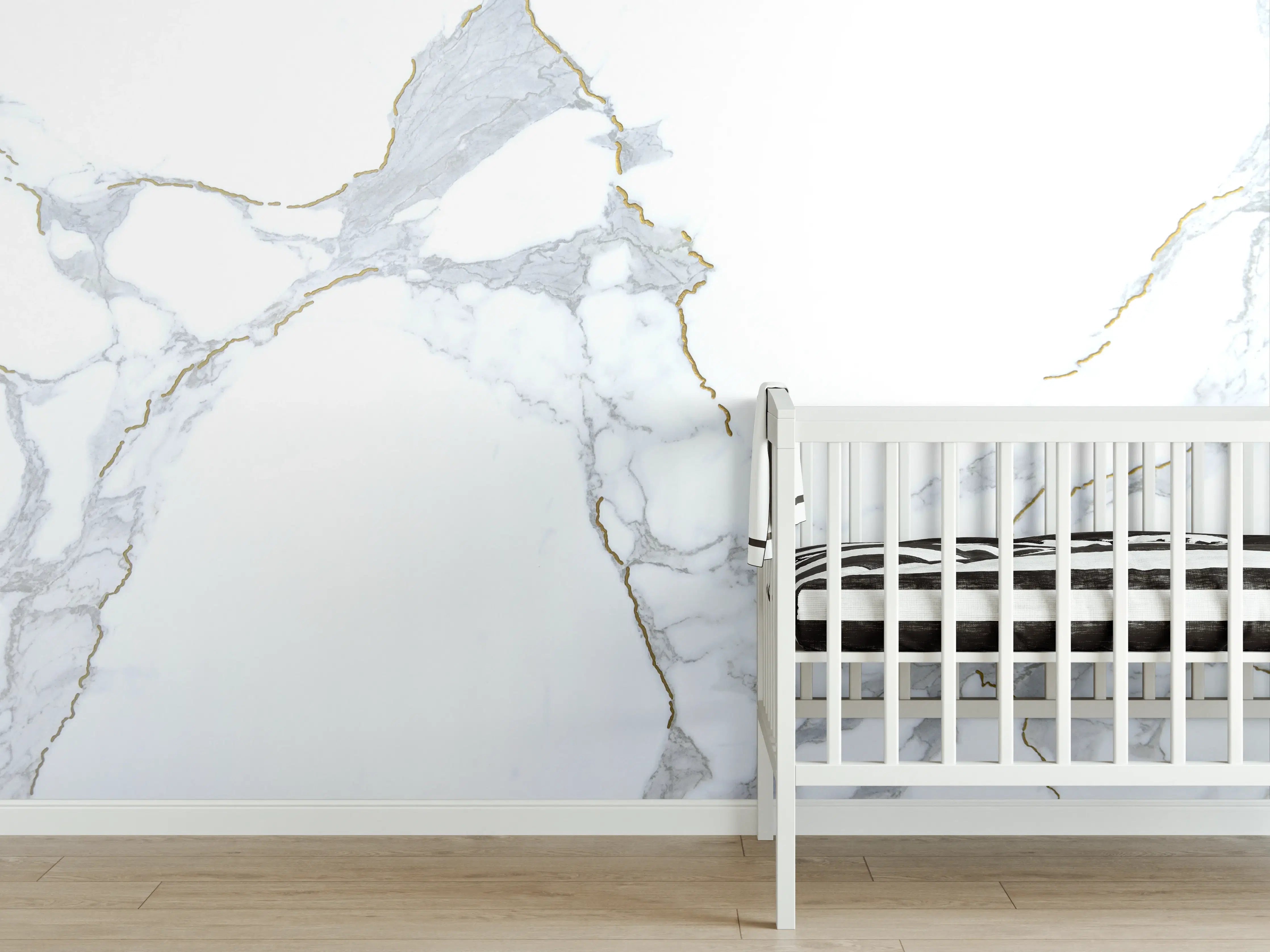 Babyzimmer Wandgestaltung - Weiße Marmortextur mit eleganten Goldlinien