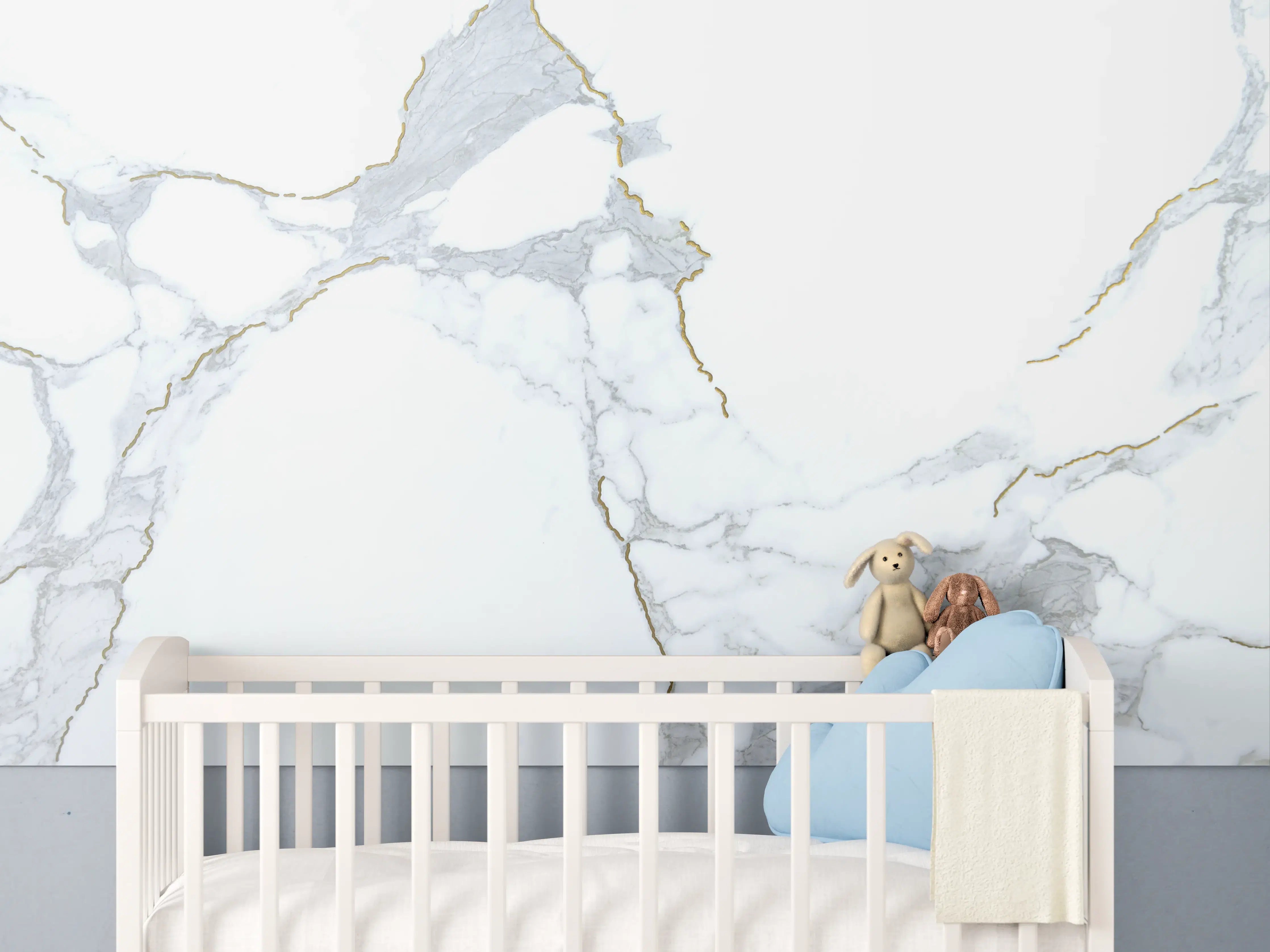 Babyzimmer Wandgestaltung - Weiße Marmortextur mit eleganten Goldlinien