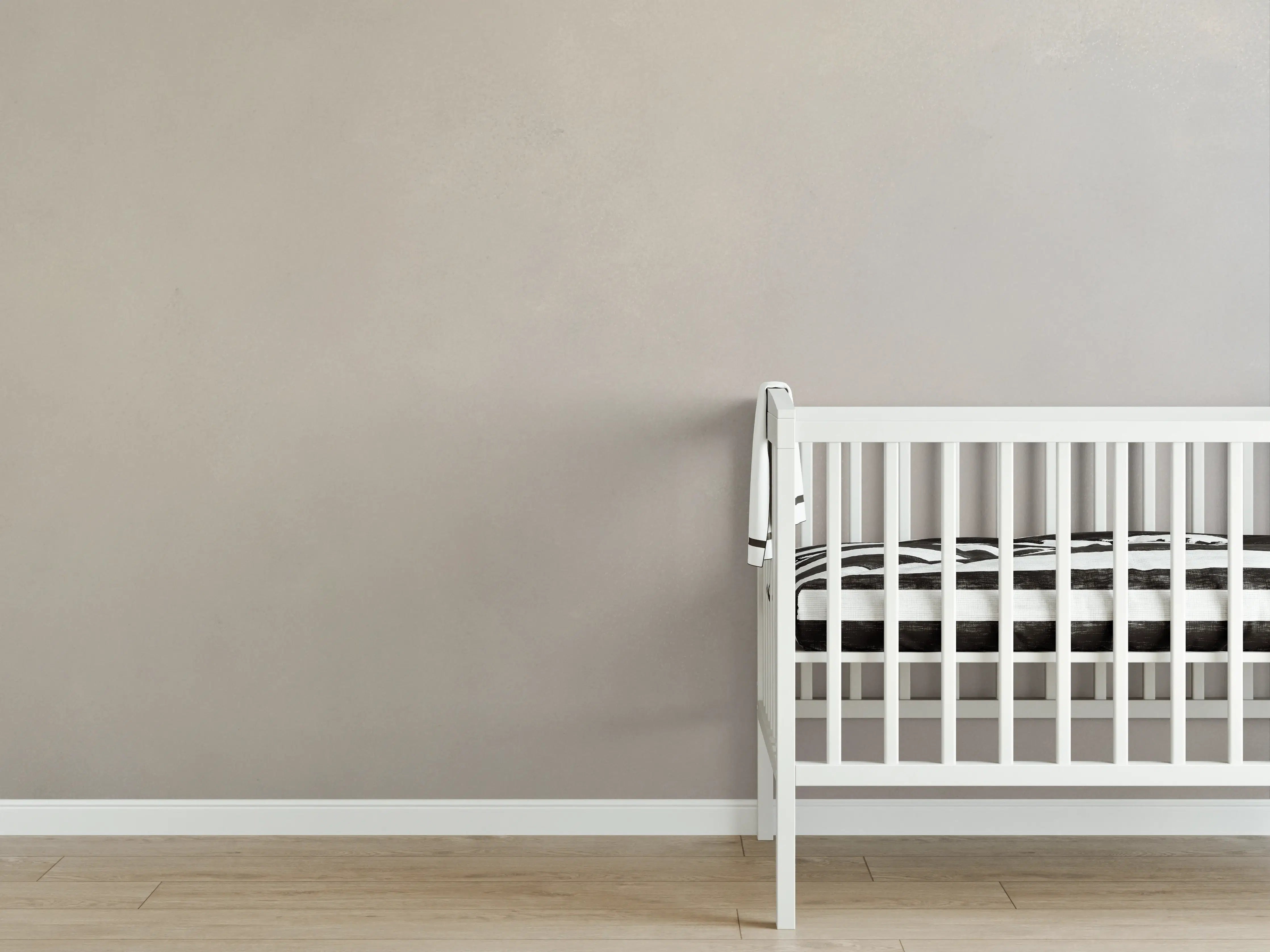 Babyzimmer Wandgestaltung - Weiße Marmortextur mit subtilen Grautönen