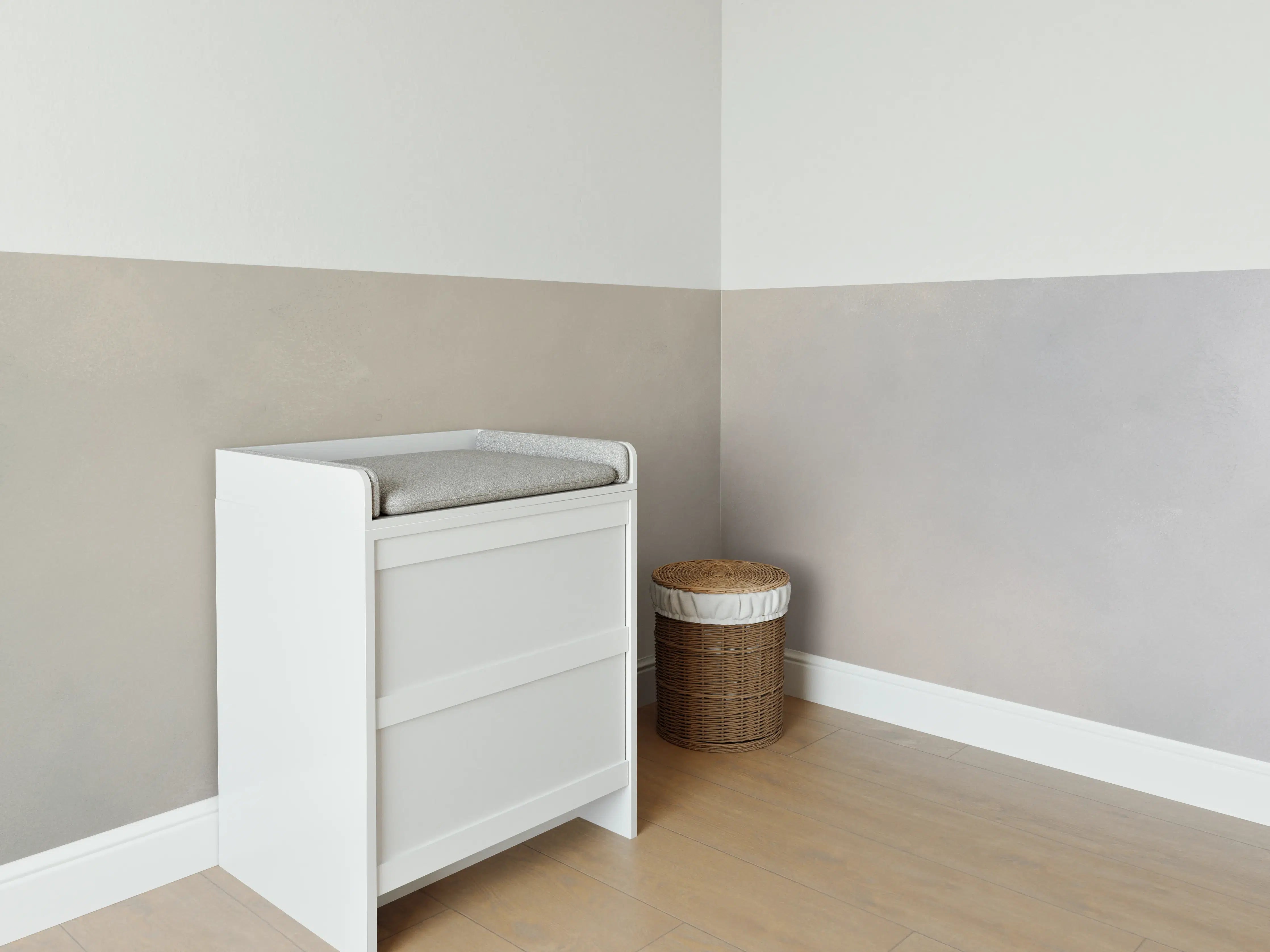 Babyzimmer Wandgestaltung - Weiße Marmortextur mit subtilen Grautönen