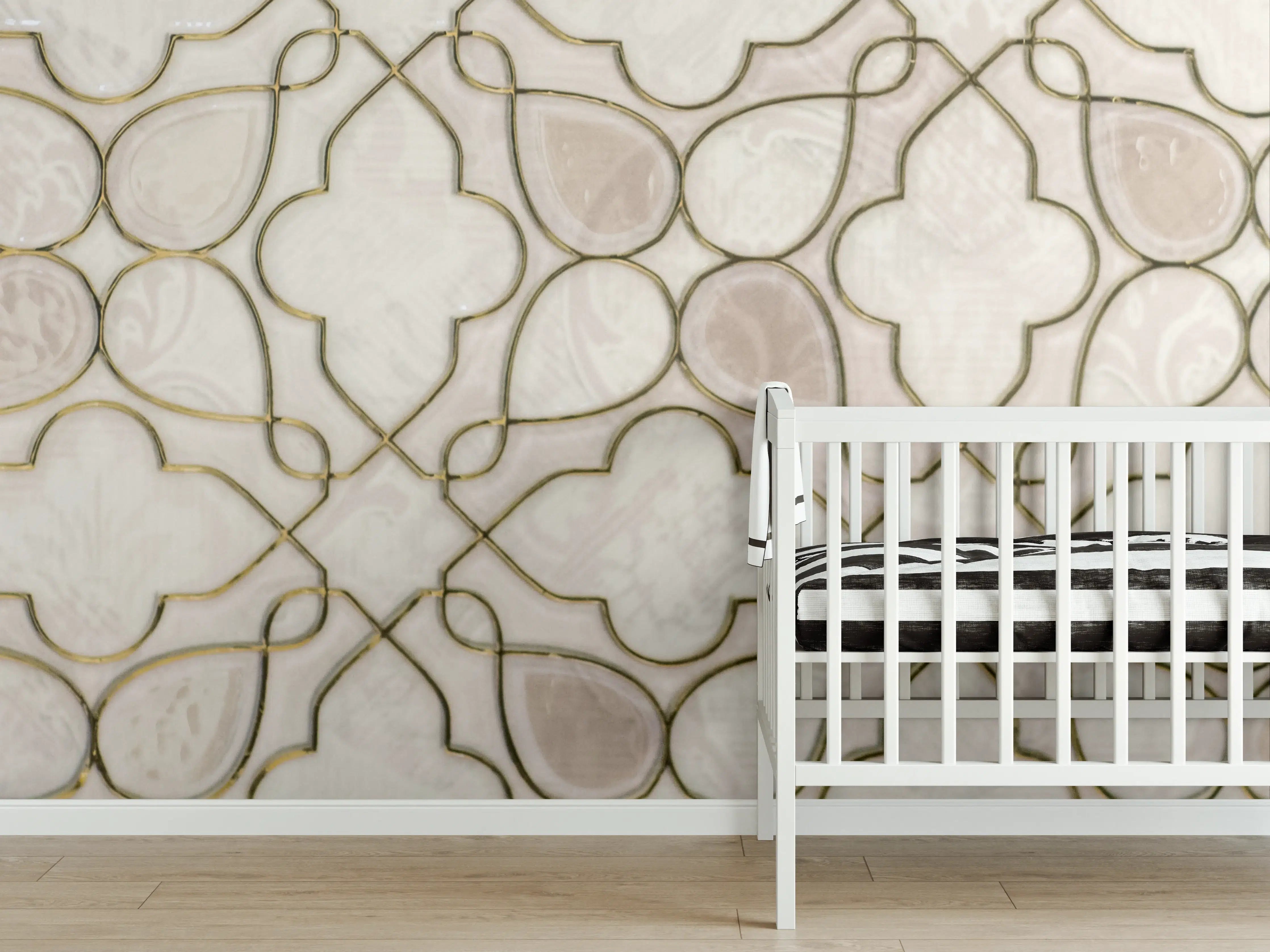 Babyzimmer Wandgestaltung - Weiße Mosaikfliesen mit goldenen Akzenten