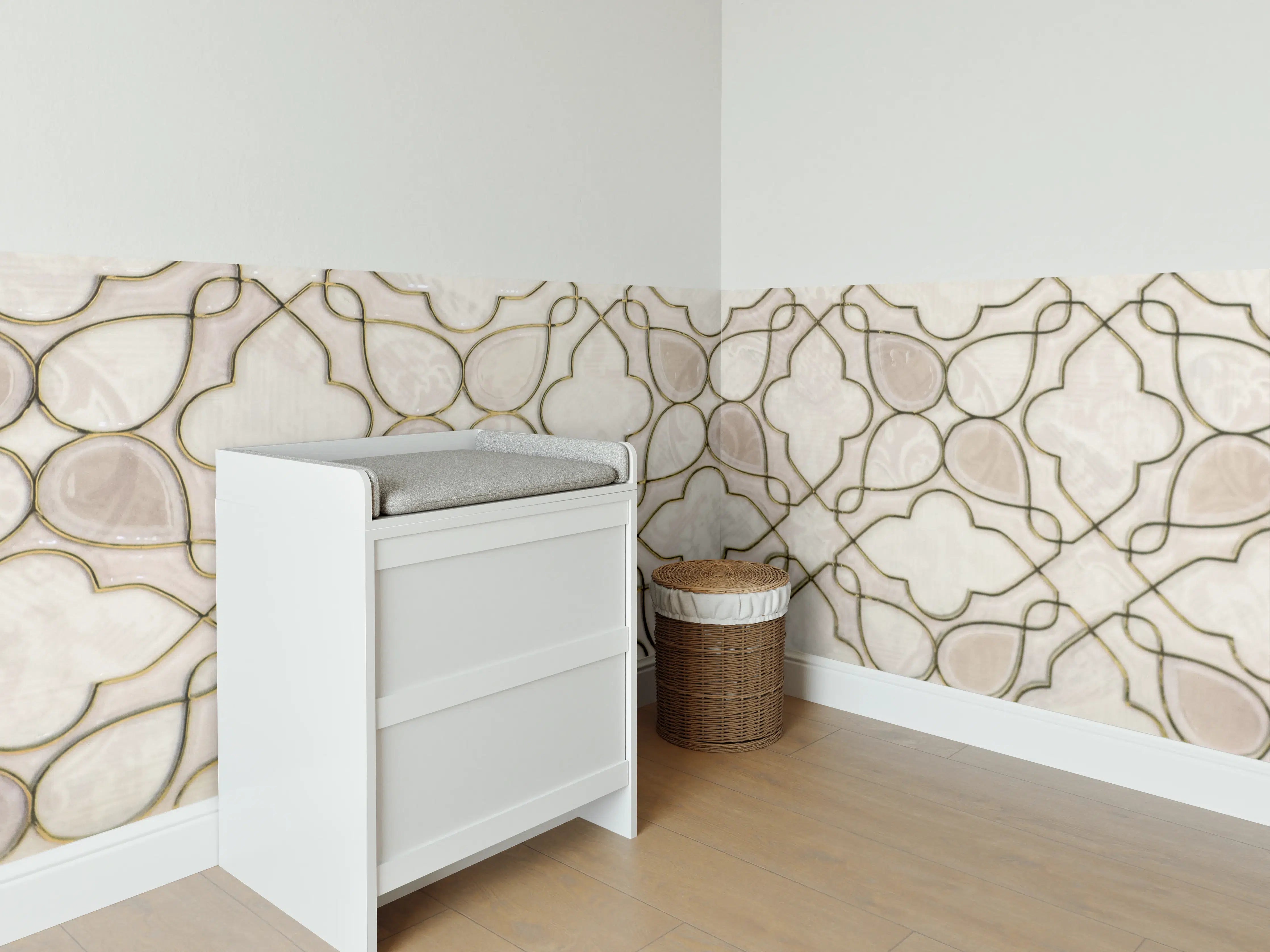 Babyzimmer Wandgestaltung - Weiße Mosaikfliesen mit goldenen Akzenten
