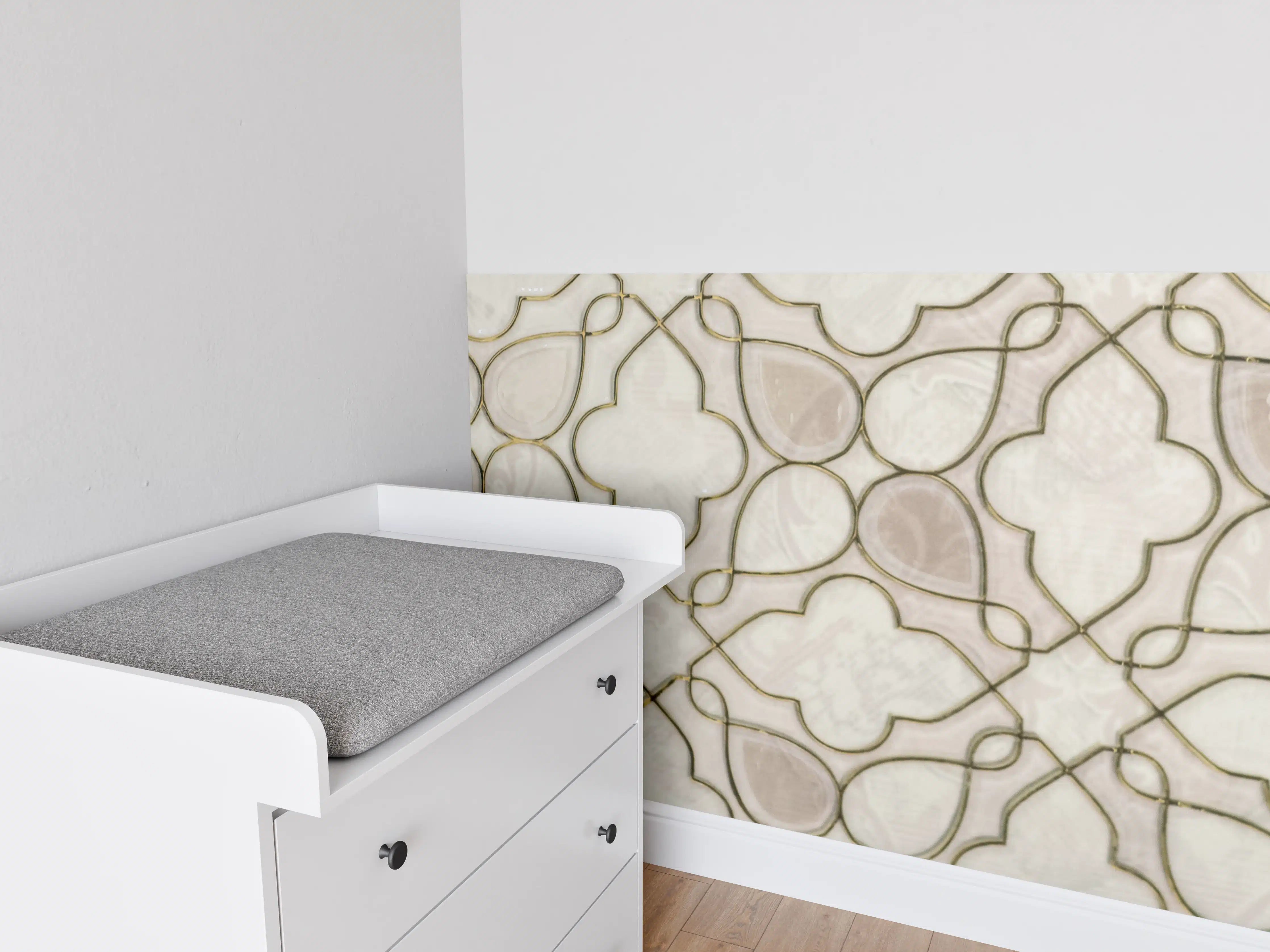 Babyzimmer Wandgestaltung - Weiße Mosaikfliesen mit goldenen Akzenten