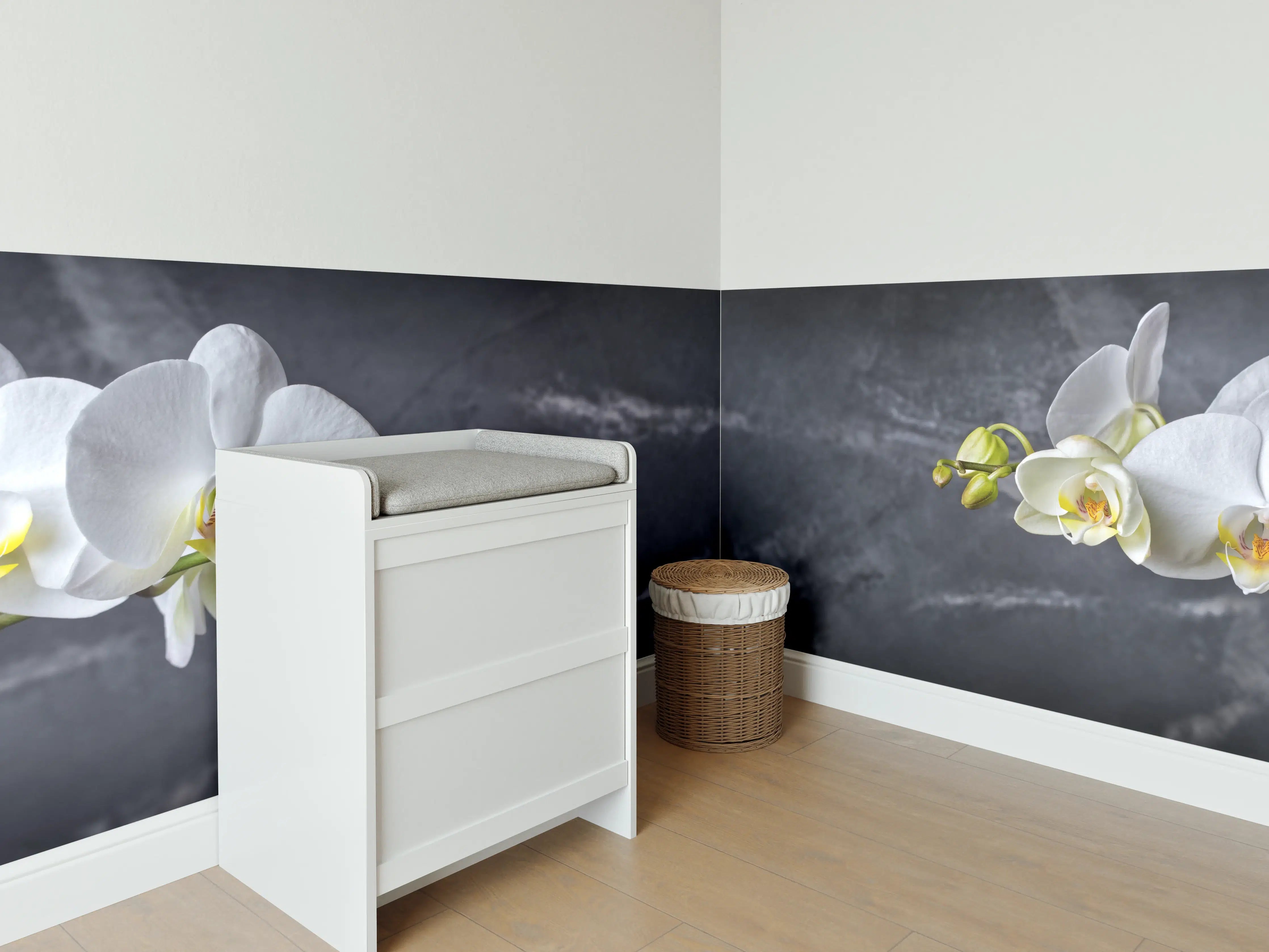 Babyzimmer Wandgestaltung - Weiße Orchideen auf Marmor
