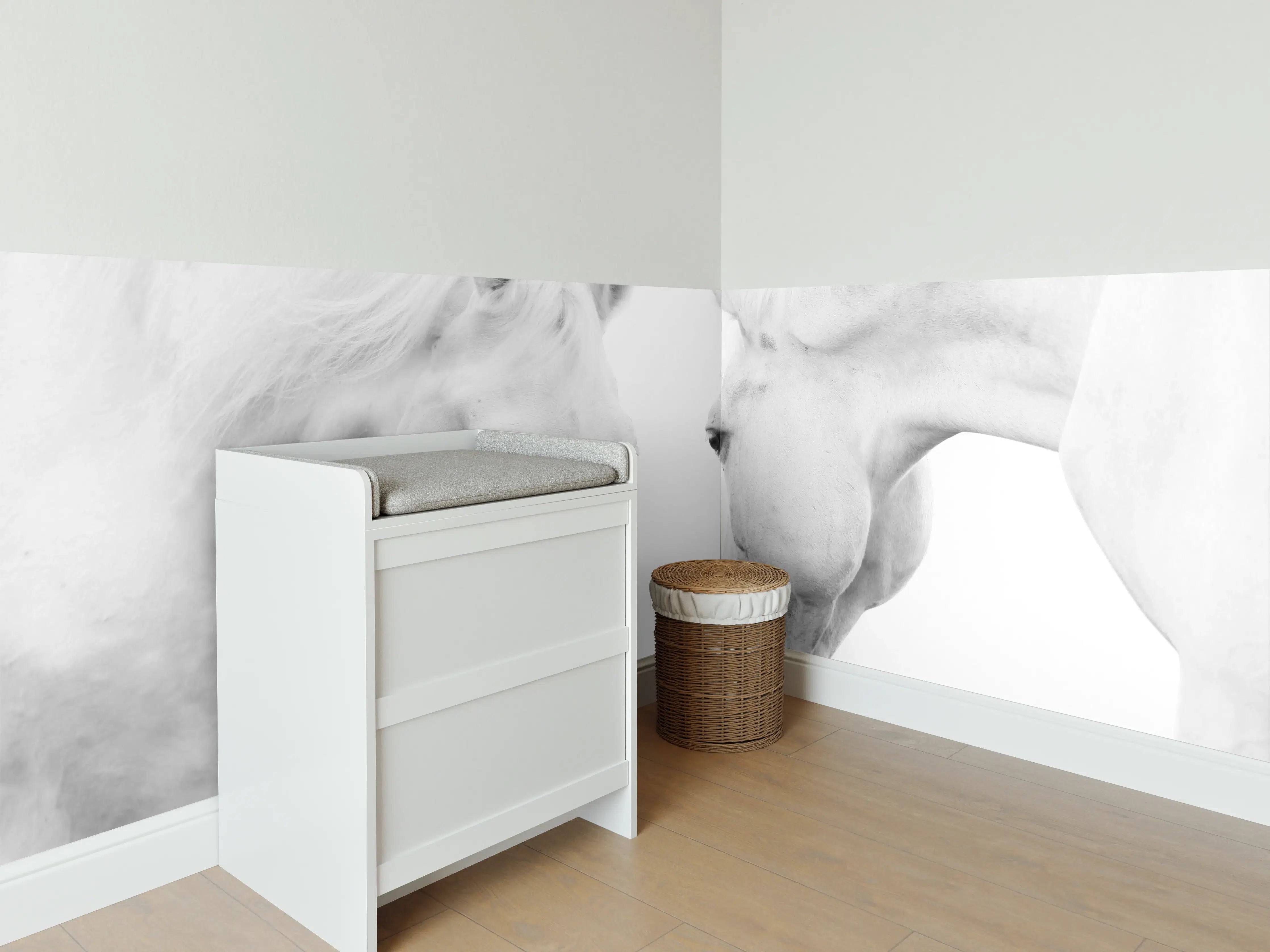 Babyzimmer Wandgestaltung - Weiße Pferde in Stillleben